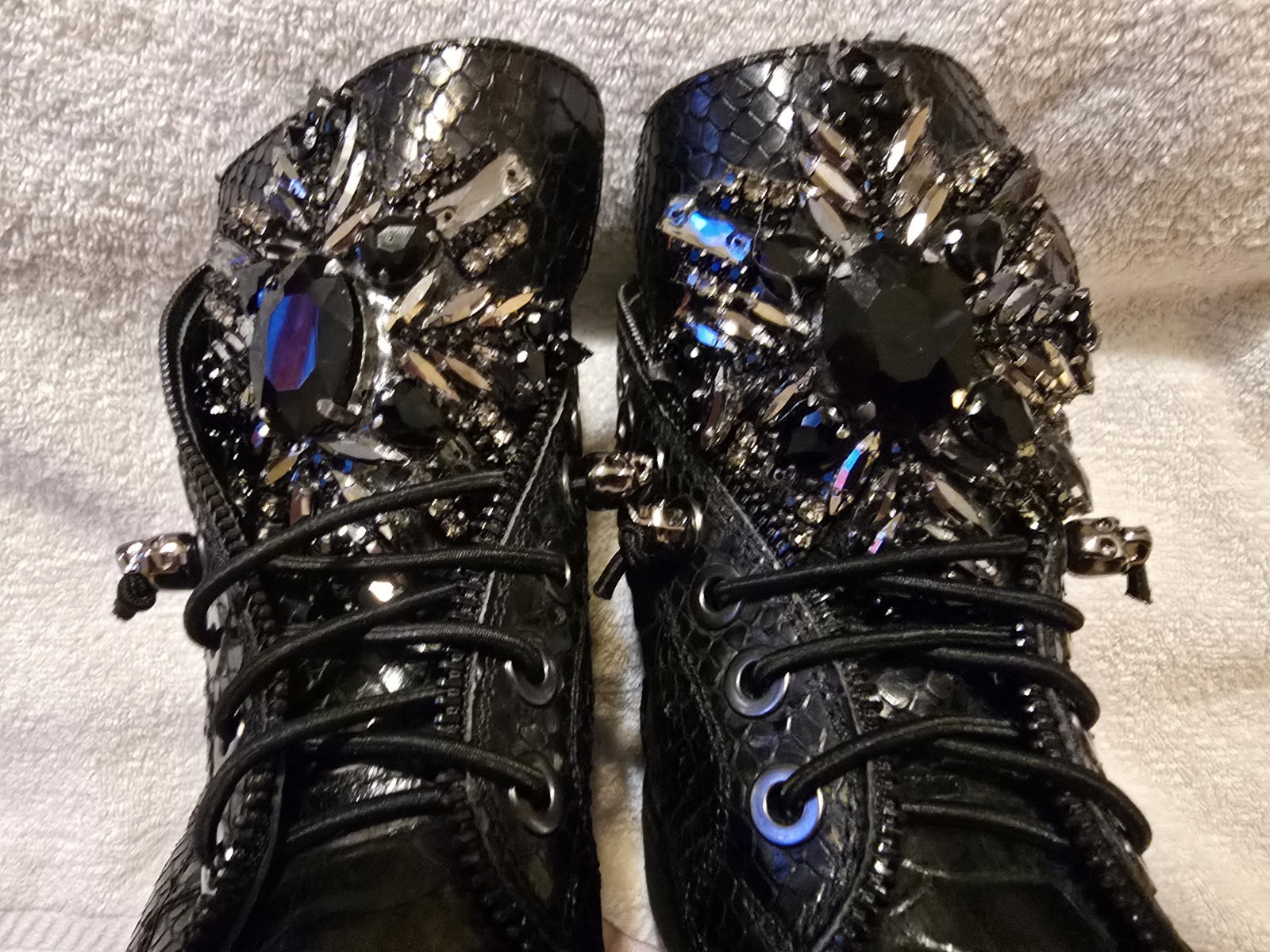 Vince Camuto Women’s Black Leather Lace-Up Ankle Bootie Rhinestone Studded 6