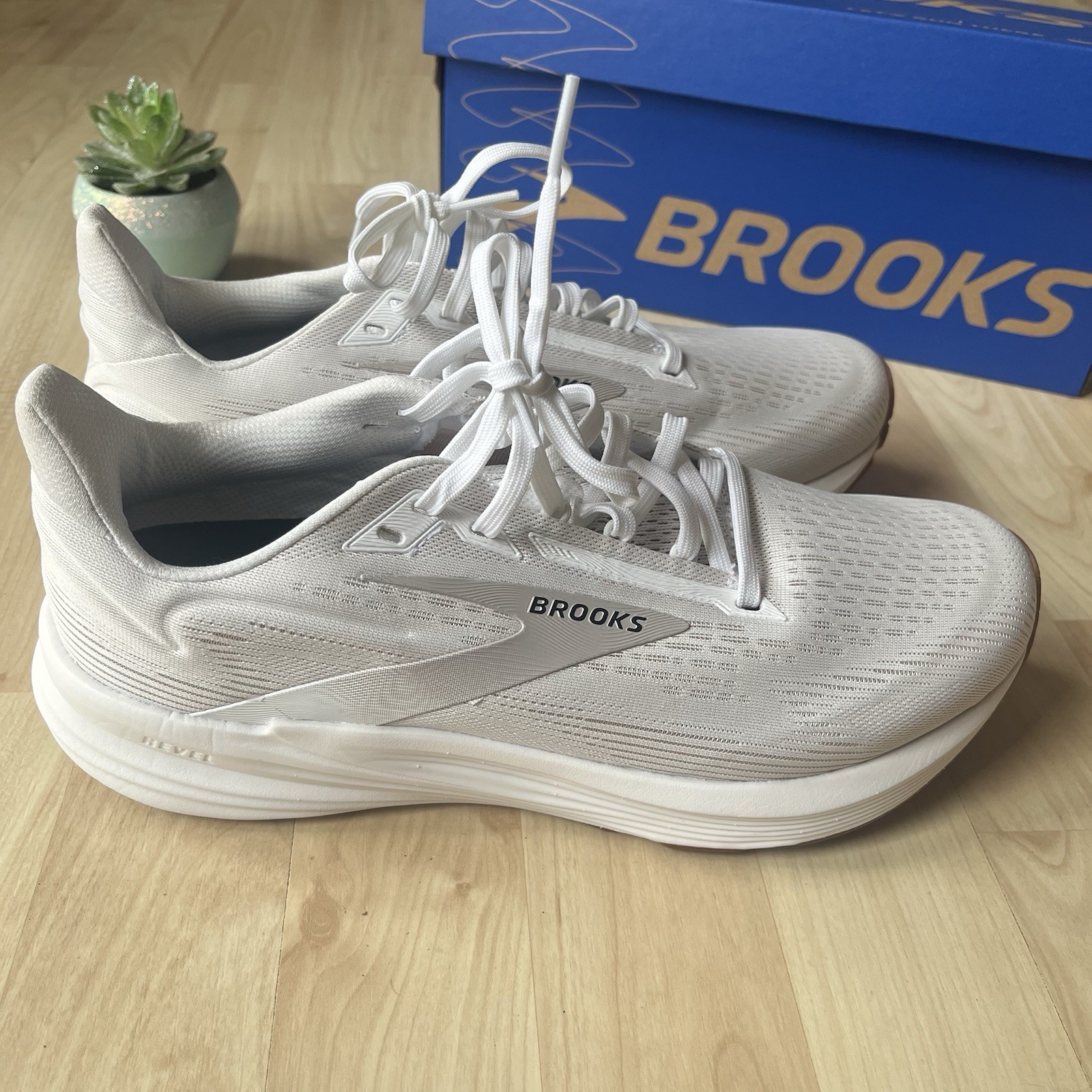 New In Box Size 10D Wide – Brooks Revel 8 White Chateau Grey