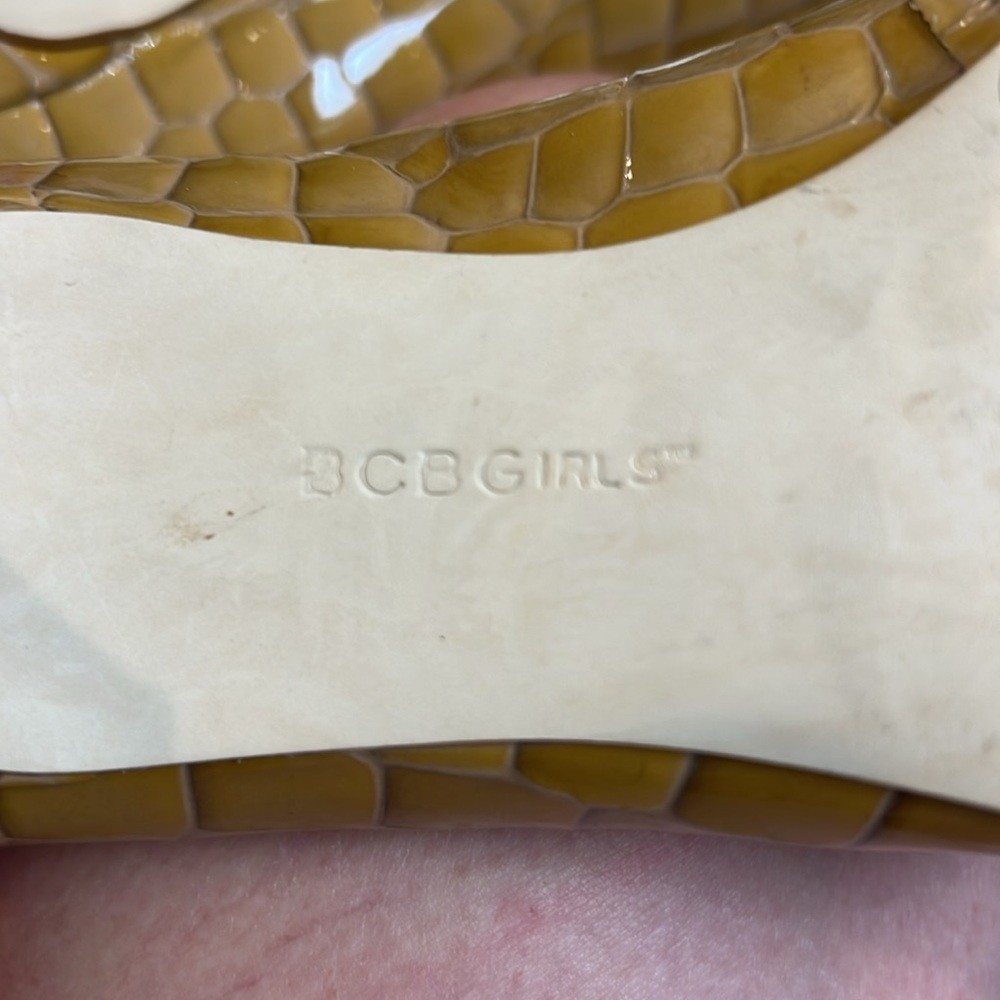 BCBG gold/yellow reptile textured Heels Elegant Design size 6.