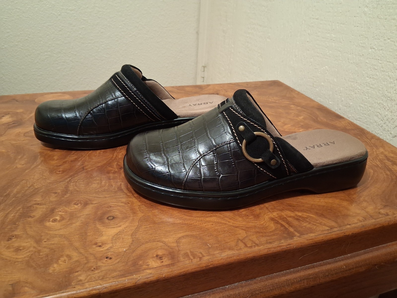 ARRAY Lyric Women’s Leather Mule Clogs. Size 9 WW. Black.