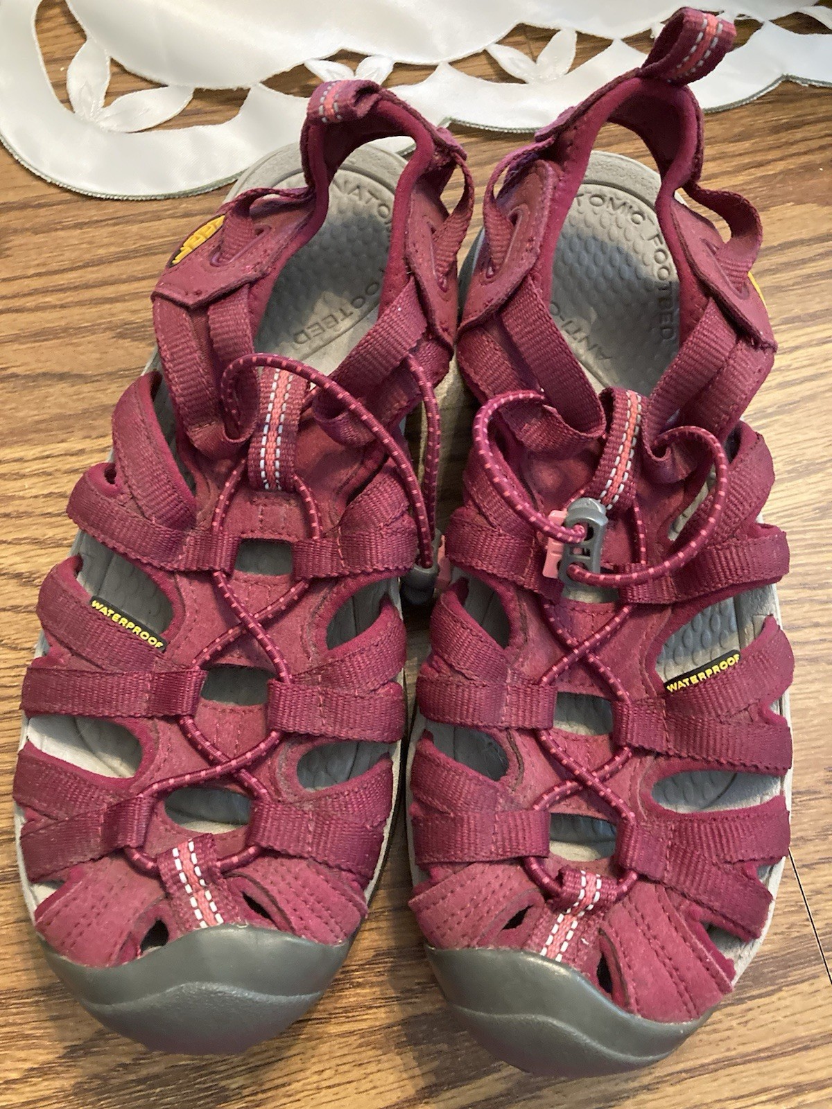 NWOB Keen Womens Whisper Beet Red Walking Sandal Size 7 Waterproof