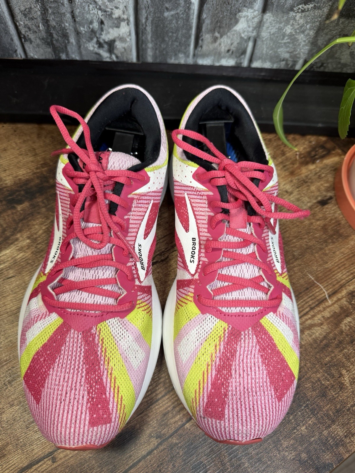 Brooks Launch 6 Women’s Pink/White/Yellow Low Top Lace-Up Logo Mesh Rubber