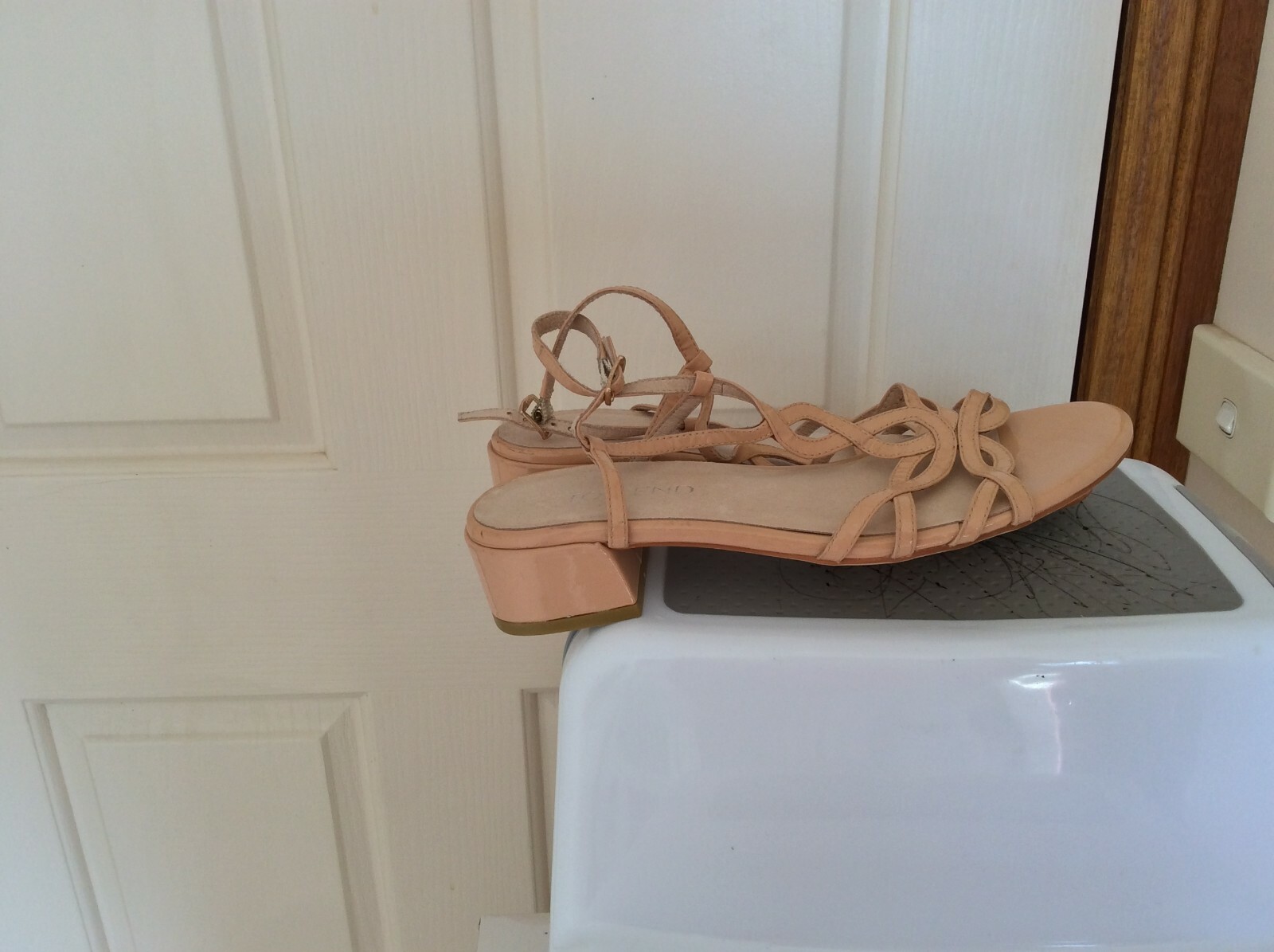 TOP END WOMEN’S DESIGNER FLAT SAMPLE SANDAL SIZE AU 6 / EU 37