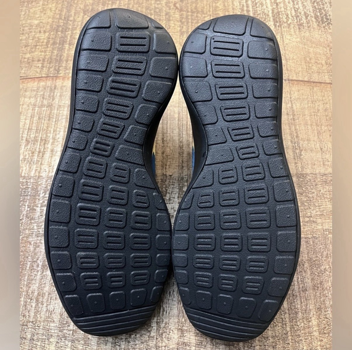 🆕 Yes We Vibe Women’s Black and Gold Athletic Shoes Size 8 Brand New