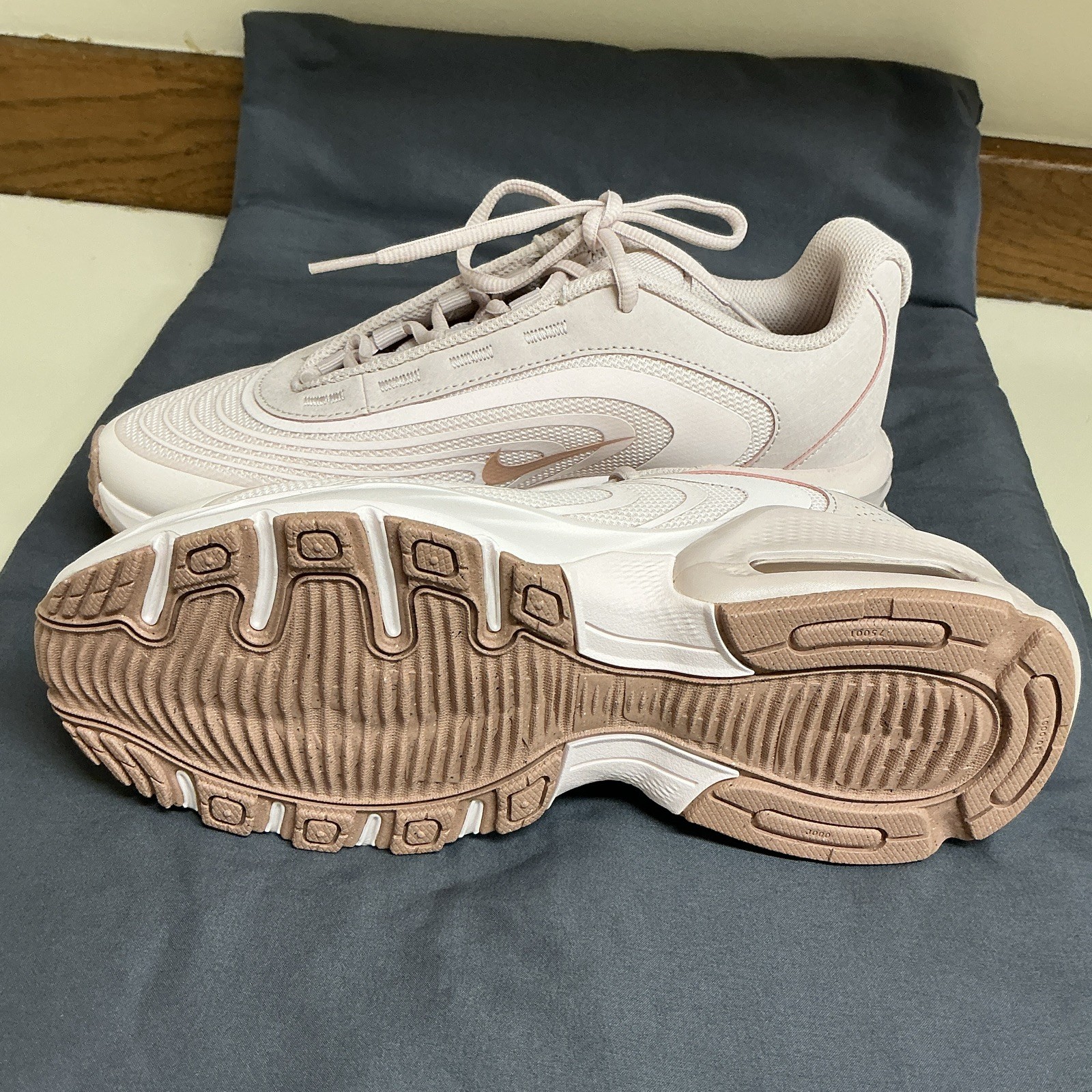 Women’s NIKE Air Max Low Top Beige Lace-Up Solid Athletic Sneakers (New w/o box)