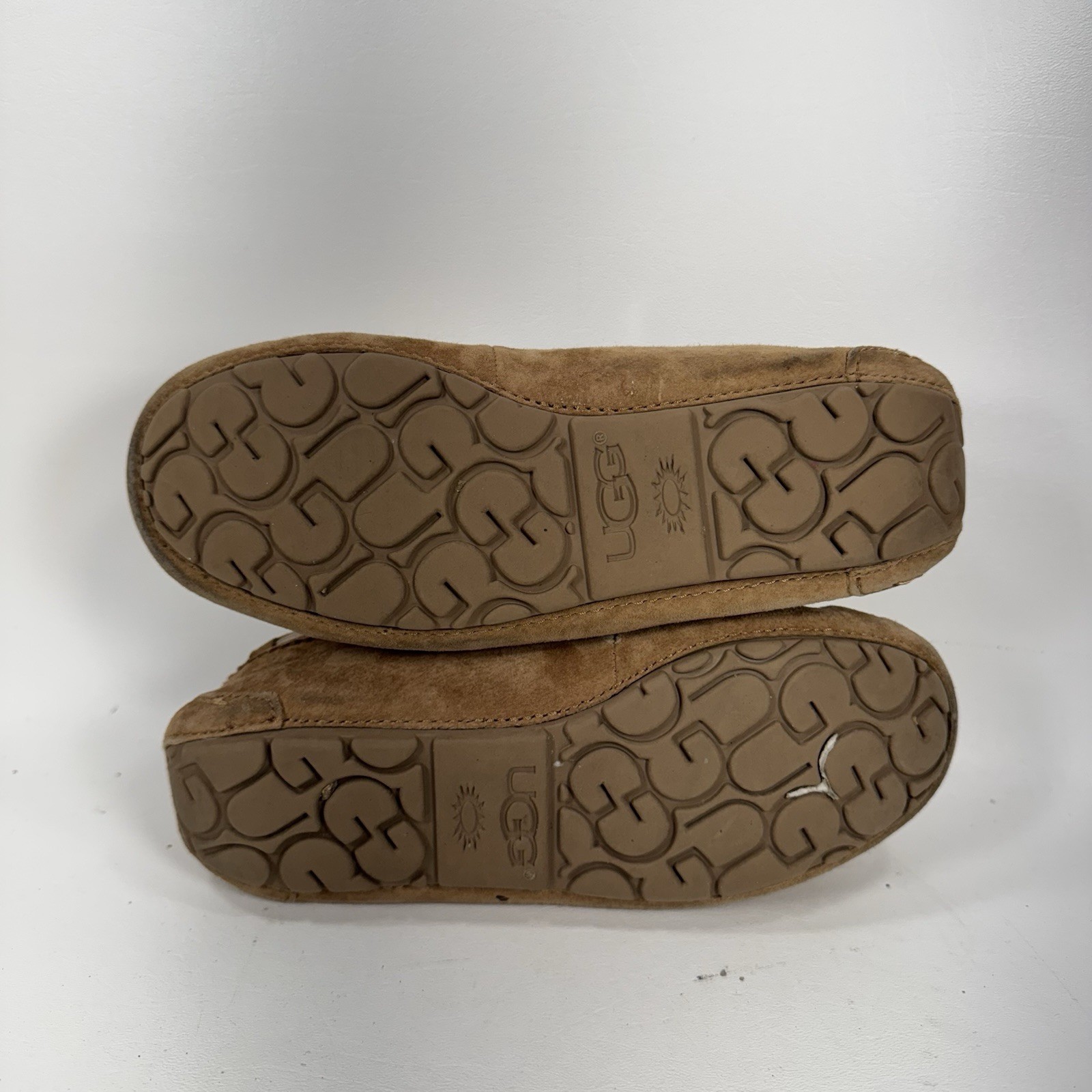 UGG Australia Dakota Pom Pom Light Tan Moccasin Slipper Women’s Size 6 1019015