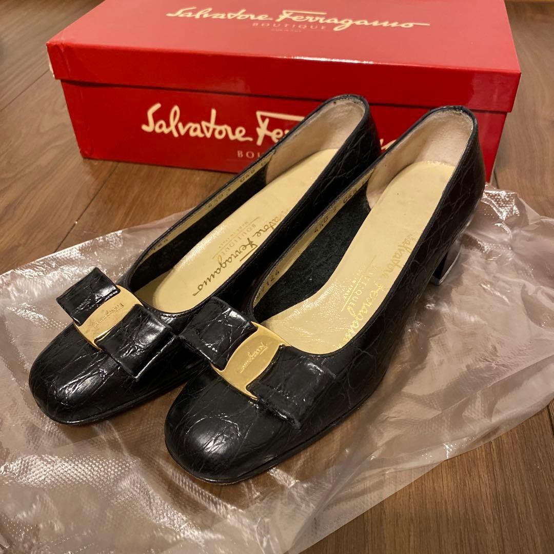 Salvatore Ferragamo Black pumps Vara Size 4 with Iconic Vara bow detail women