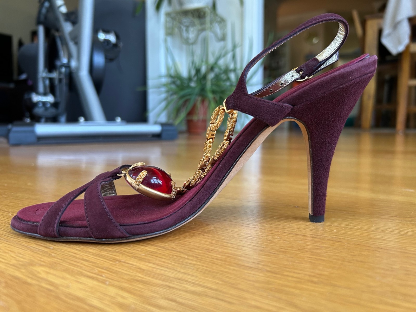 GIUSEPPE ZANOTTI Burgundy Suede Gold Chain &Red Jewel T-Strap Sandals IT 38 Good