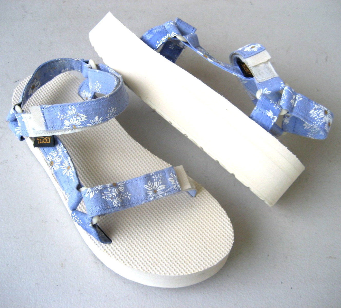 Teva Women’s Flatform Midform Gloriosa Platform Sandals 9 Flowers 1125203 Daisy