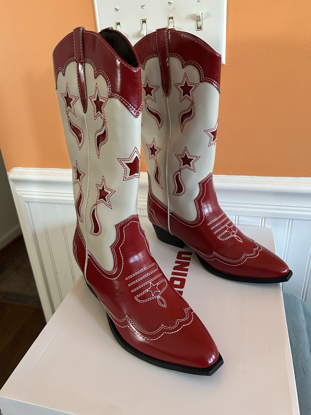 Unionbay Women’s Oretta Star Western Boot in red with star cutouts. Size 7 1/2