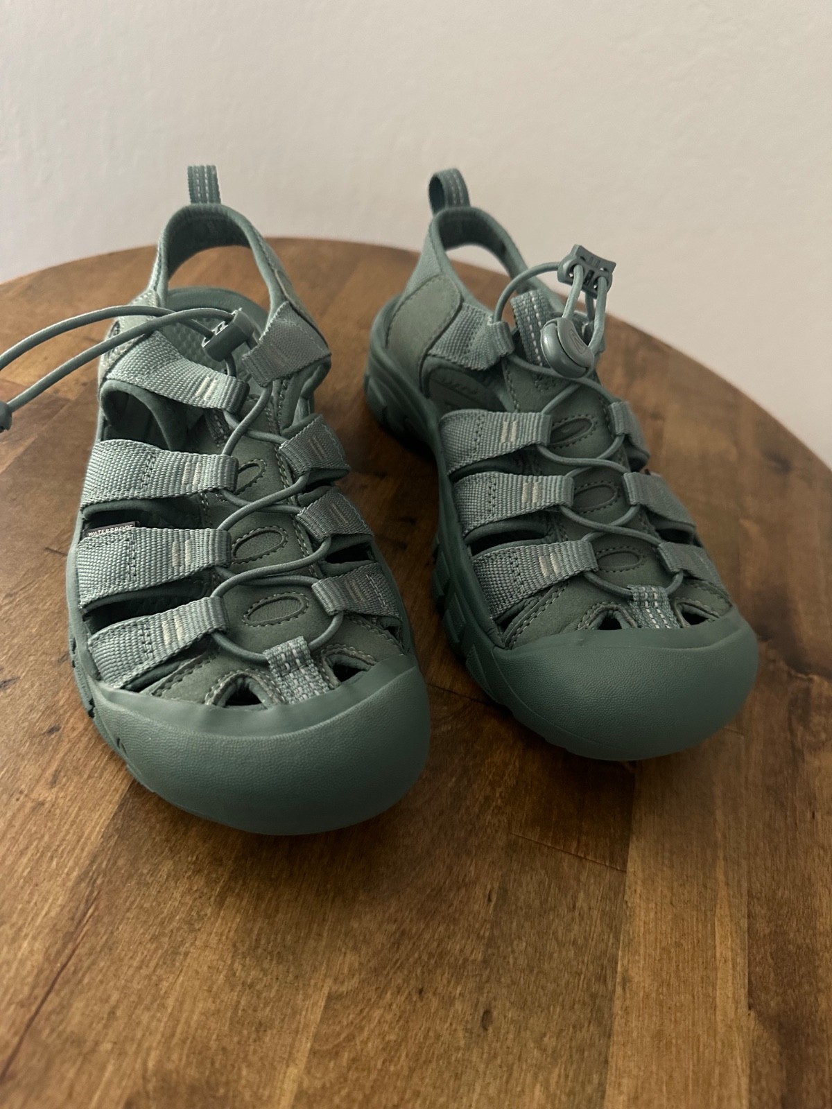 Keen Women’s Newport H2 Sport Monochrome Dark Forrest Green Sandals 9M UNWORN
