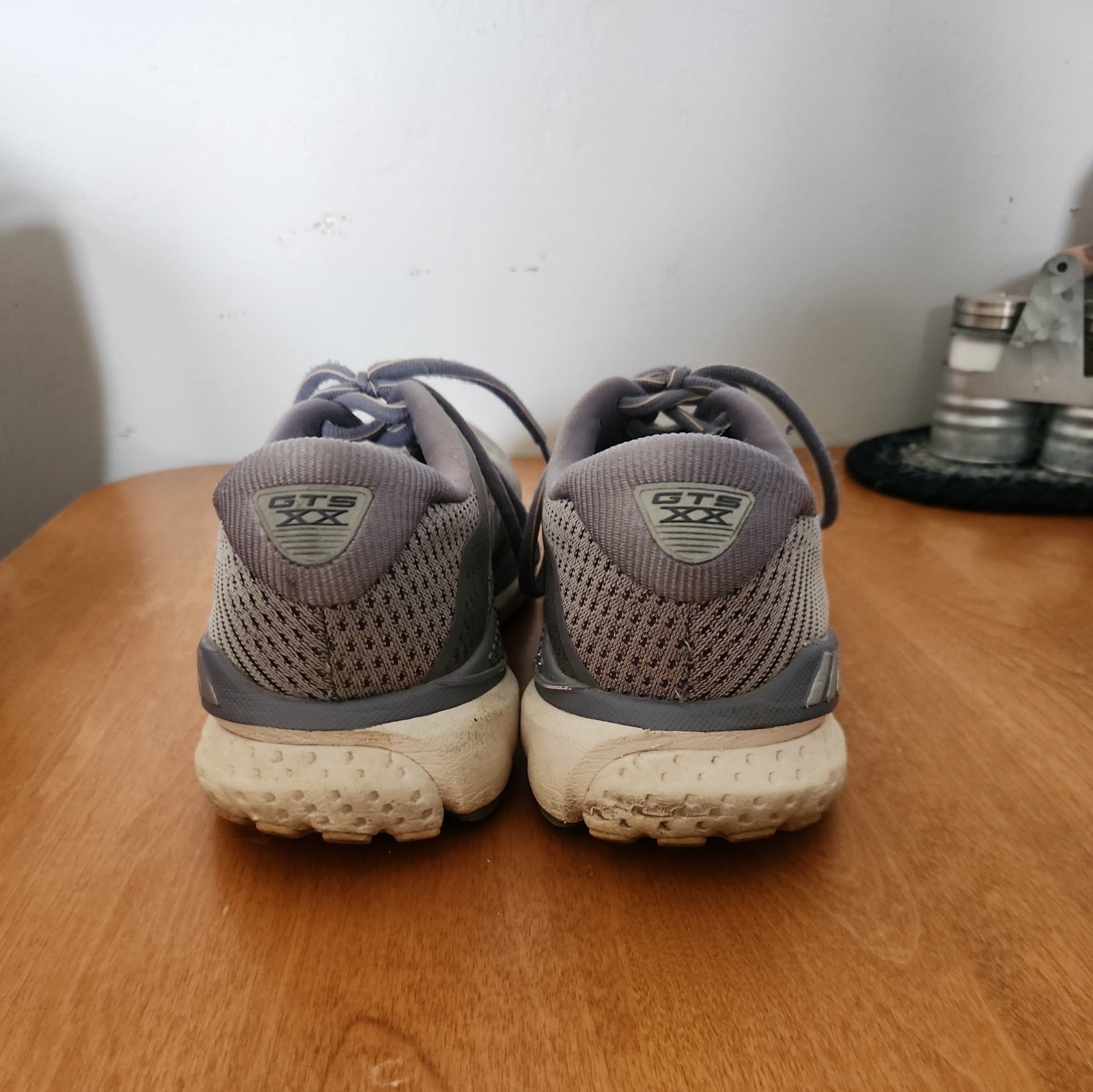 Brooks Women’s Tennis Shoes Size 8