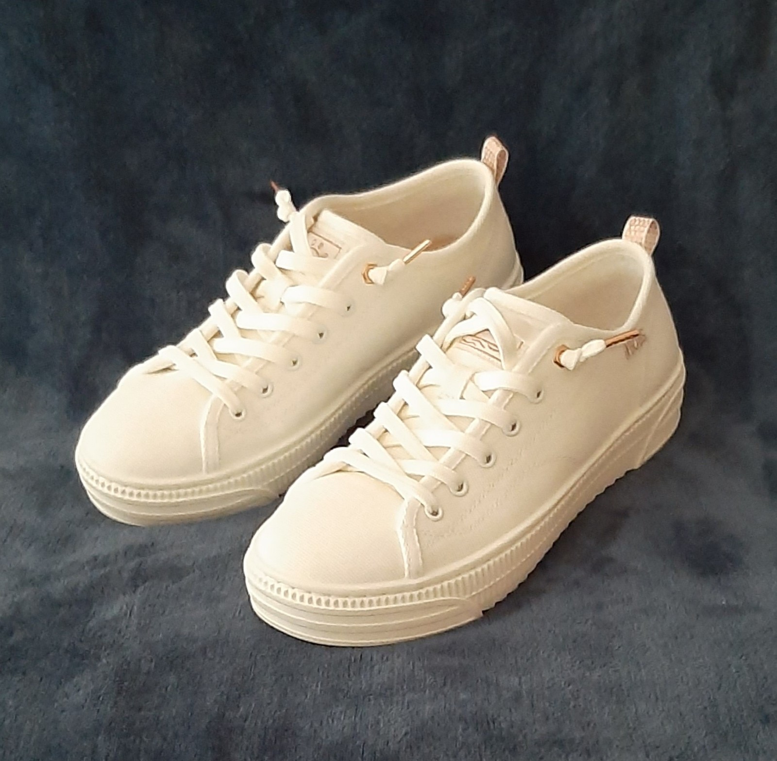 SKECHERS WOMEN’S BOBS COPA WHITE SNEAKERS SIZE 7 NEW WITH BOX!