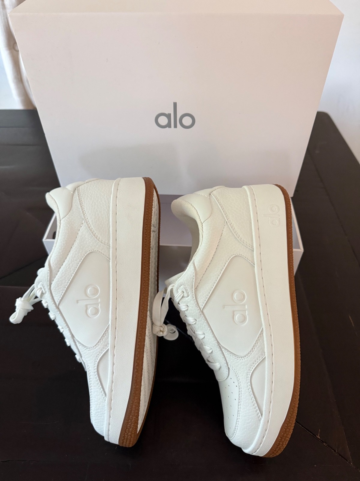 Alo recovery mode sneaker, all white. Women’s size 9 & men’s size 7.5.
