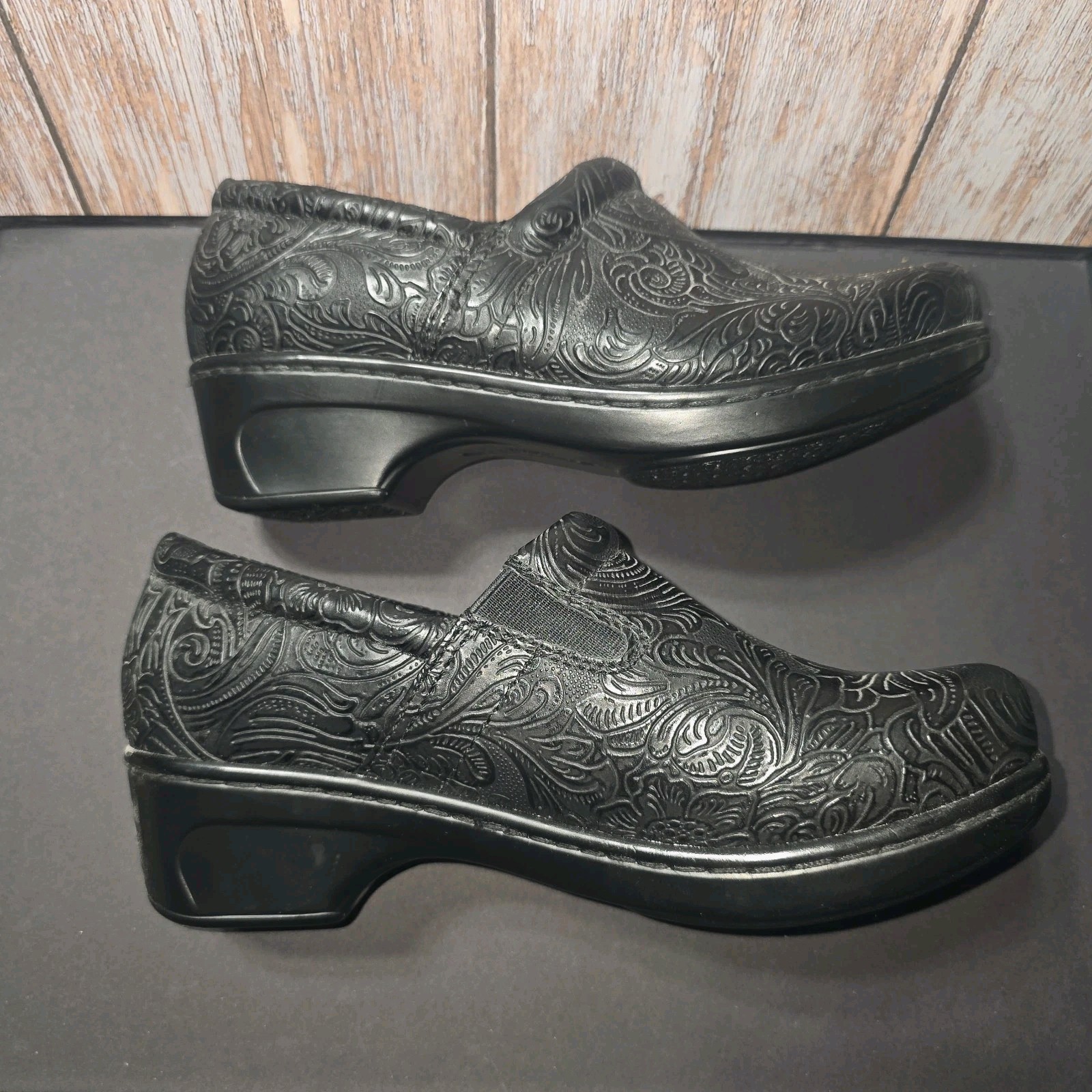 Yuu Bethanee Black Tooled Embossed Leather Floral Paisley Clogs Slip-On Shoes 8W