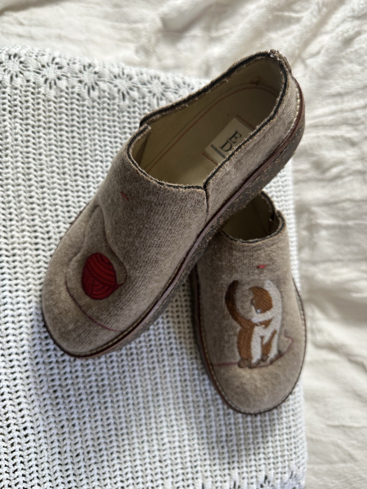ED Ellen DeGeneres Embroidered Cat Yarn Slip-On Slippers Brown Women’s Size 5.5