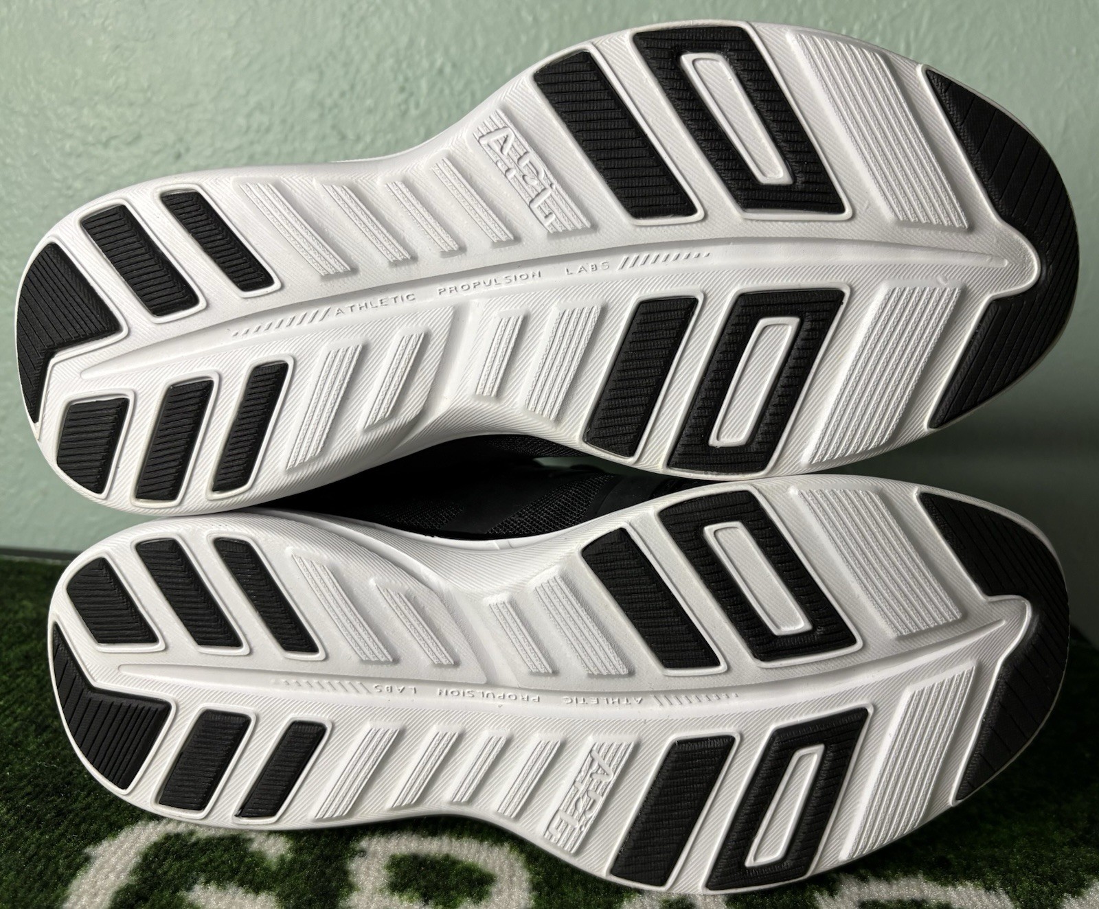 US Women’s 7 – APL Ascend “Black/White” New in Box, ALO Yoga, Running Shoes
