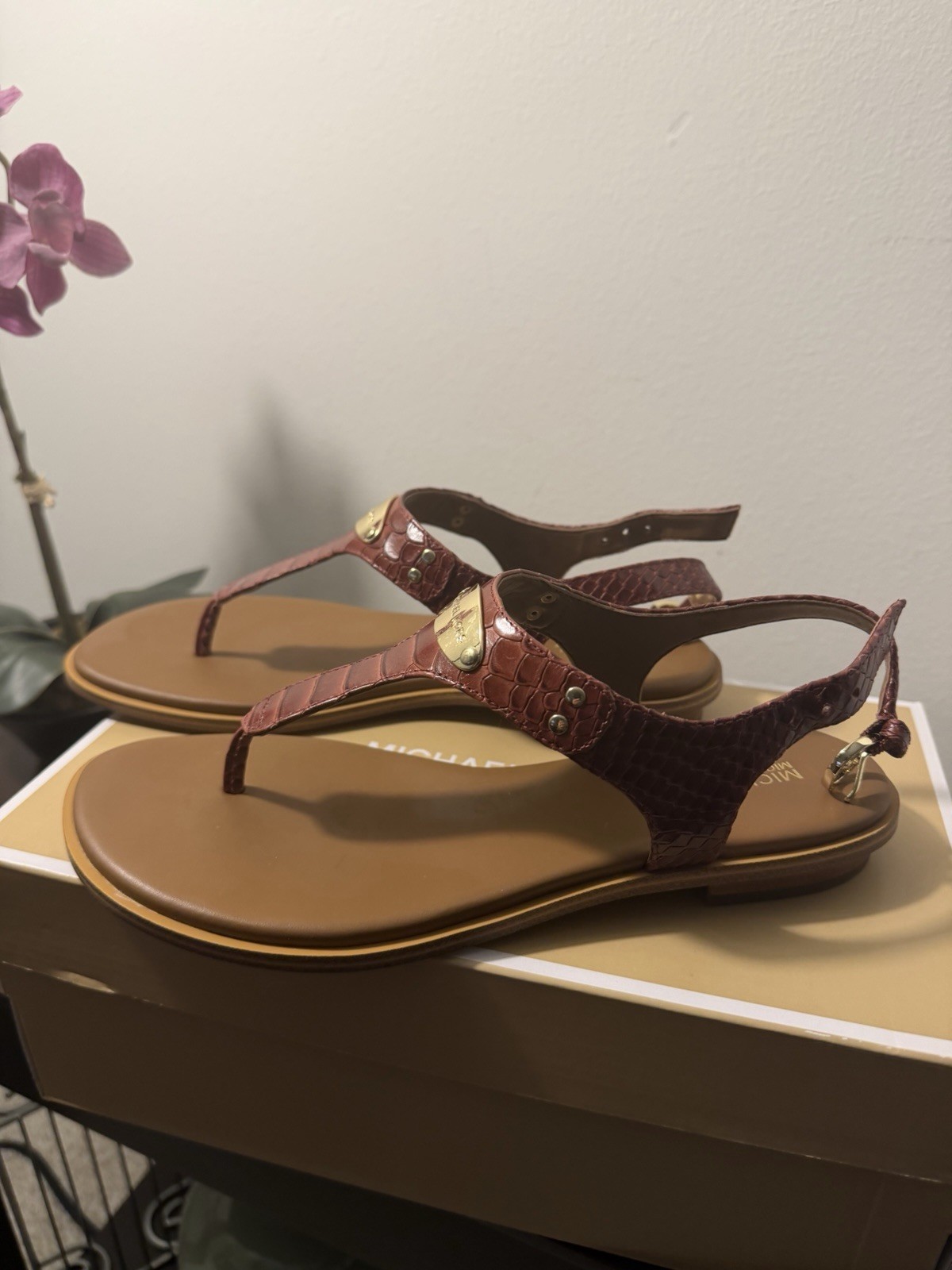 Michael Kors MK Leather Plate Thong Slide Sandal, Brandy, Size 7M