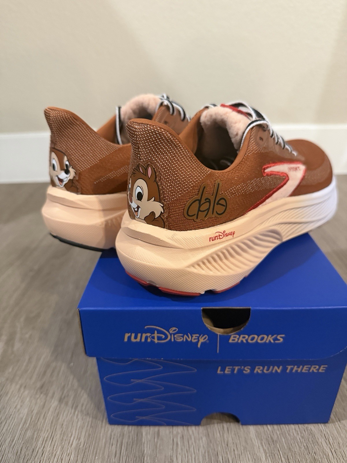 Size 7.5W – Chip N Dale Ghost 17 Brooks Run Disney Women’s LIMITED EDITION New
