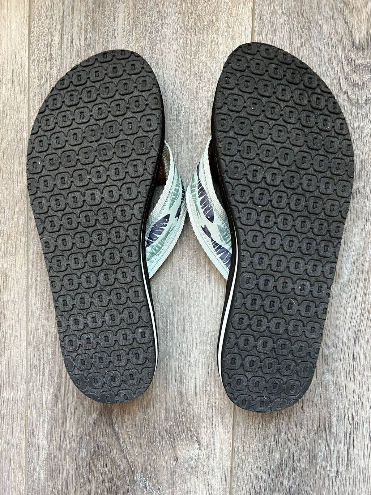 So much fun!! Two pairs LL Bean 9M Women’s Flip Flops-Woodblock Fish & Dragonfly