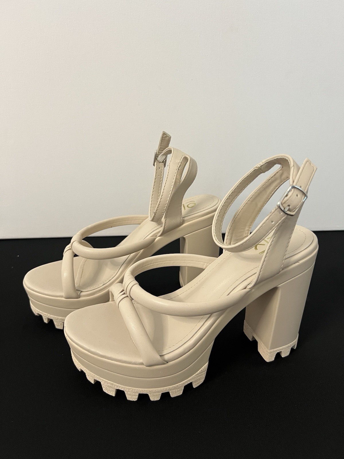 Yoki Women’s Strappy Sandals Size 6 Apricot Color Very Comfortable