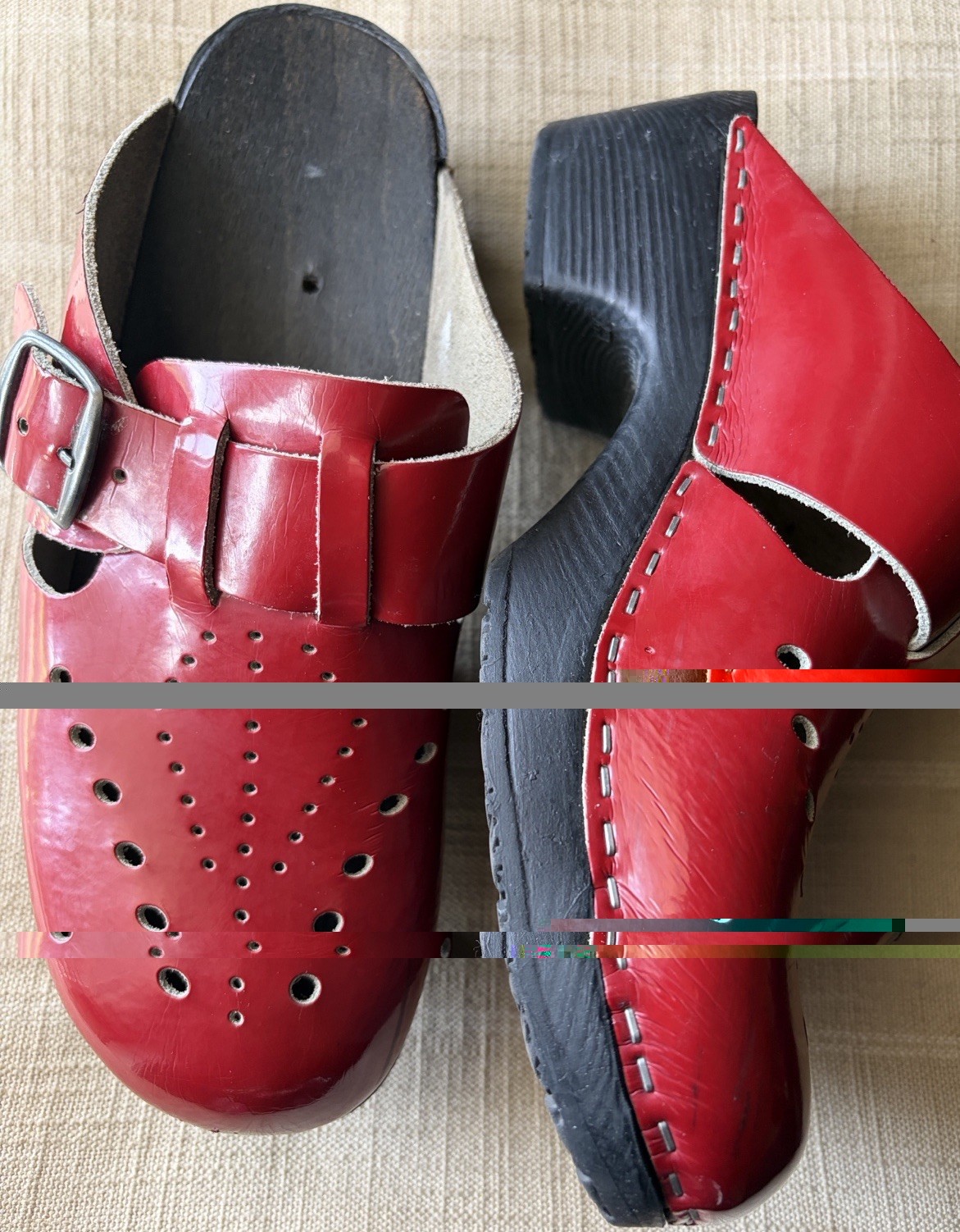 TORPATOFFELN Red Patent Leather Clogs