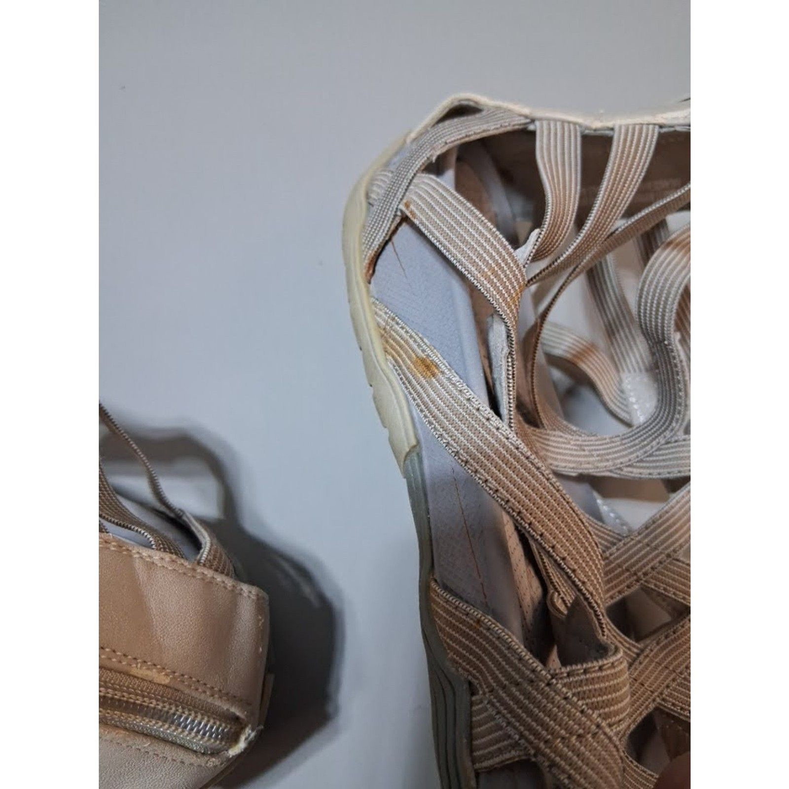 Baretraps Cream Gladiator Sandals Strappy Elastic Back Zip Comfort Size 11-Flaws