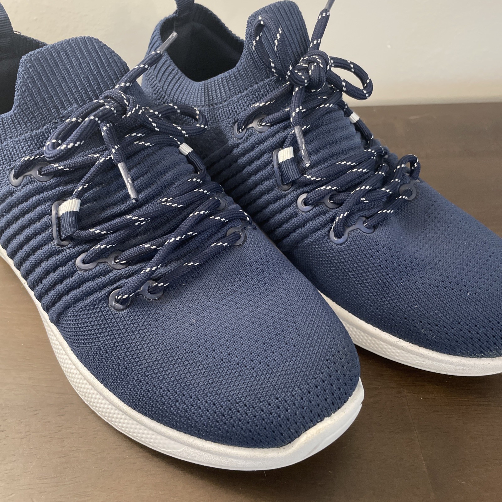 Women’s Tommy Bahama Golf knit lightweight washable shoe/sneaker Navy Size 8.5