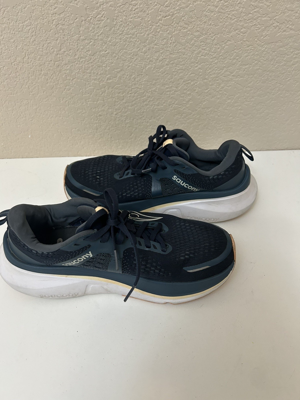 Saucony Guide 18 Women’s size 9.5 Running Shoes S10998-162 ‘navy/apricot’