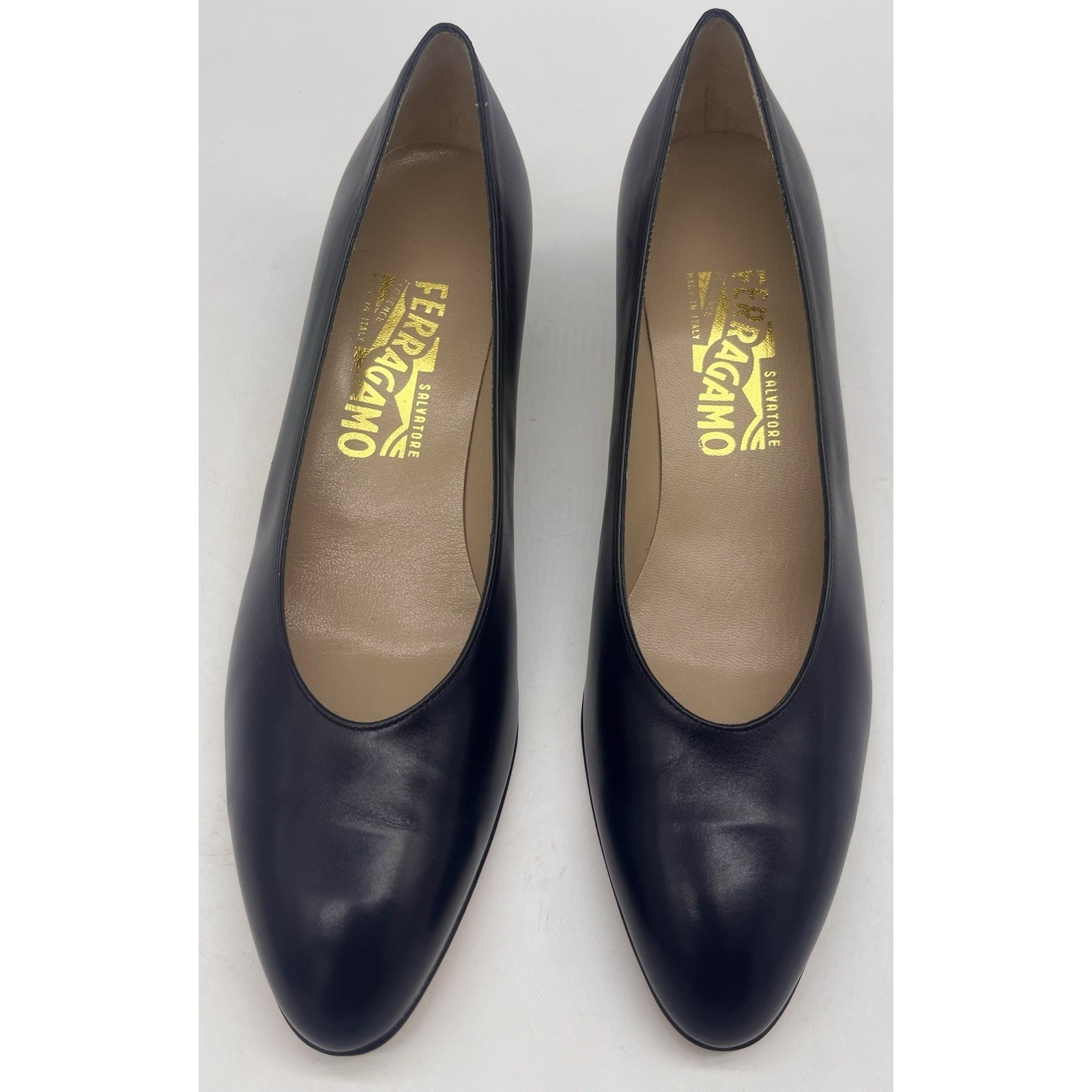 Vintage Salvatore Ferragamo Navy Leather Pumps Low Heel Size 8.5 AAA Made Italy