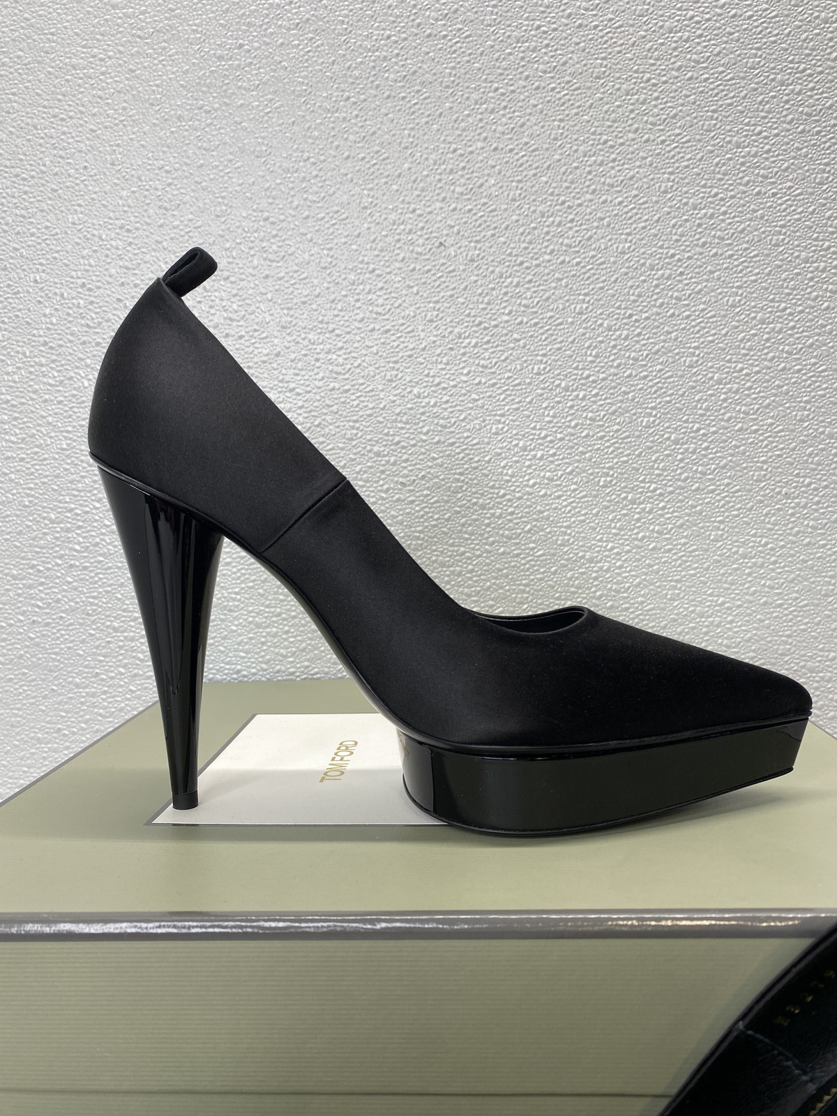 Tom Ford Womens Laminated Satin Cone Heel 120 Pump Size 8.5/EU 38.5 Black