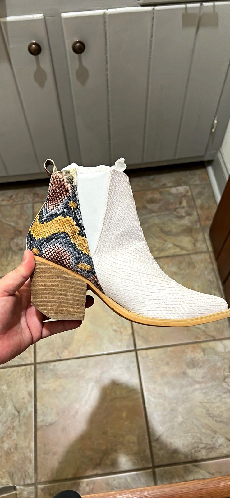 Women’s Ankle Bootie US 7 White Faux Leather Snake Print Textured Pointed Toe