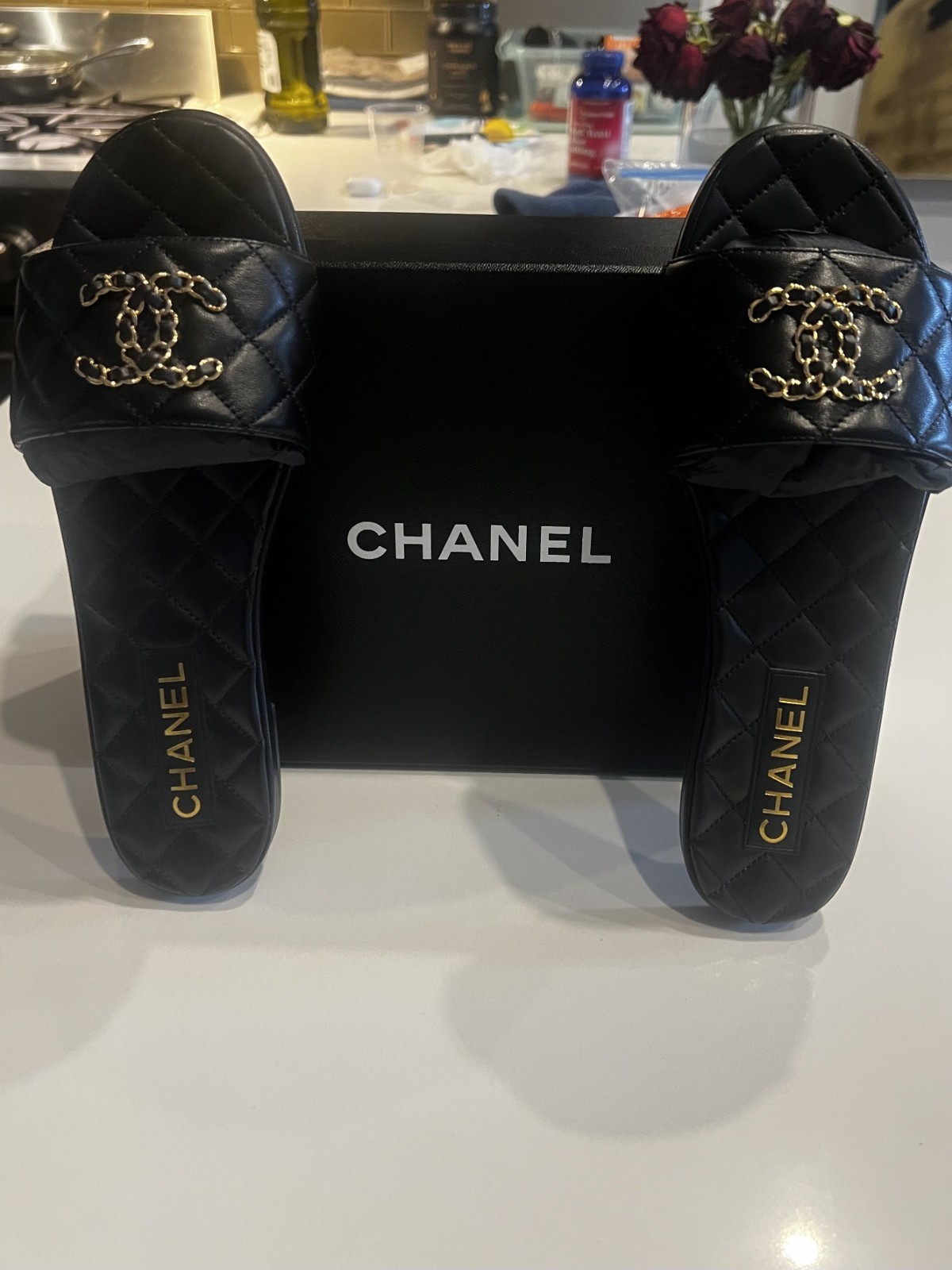 NEW CHANEL CC GOLD CHAIN CHANEL LOGO BLACK QUILTED MULES SANDAL SLIDES SIZE 40.5