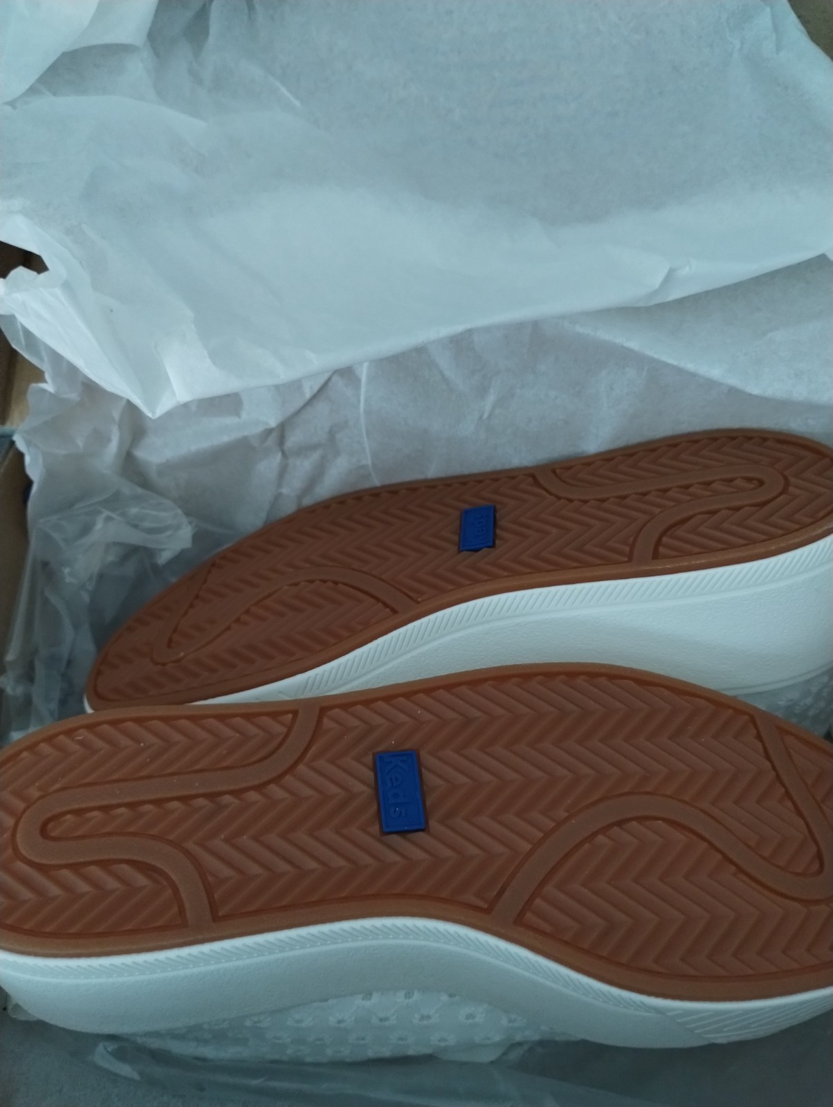 KEDS WOMEN’S SKYLER DAISY EYELET LACE-UP SIZE 6 NEW IN BOX/WRAPPED IN PLASTIC