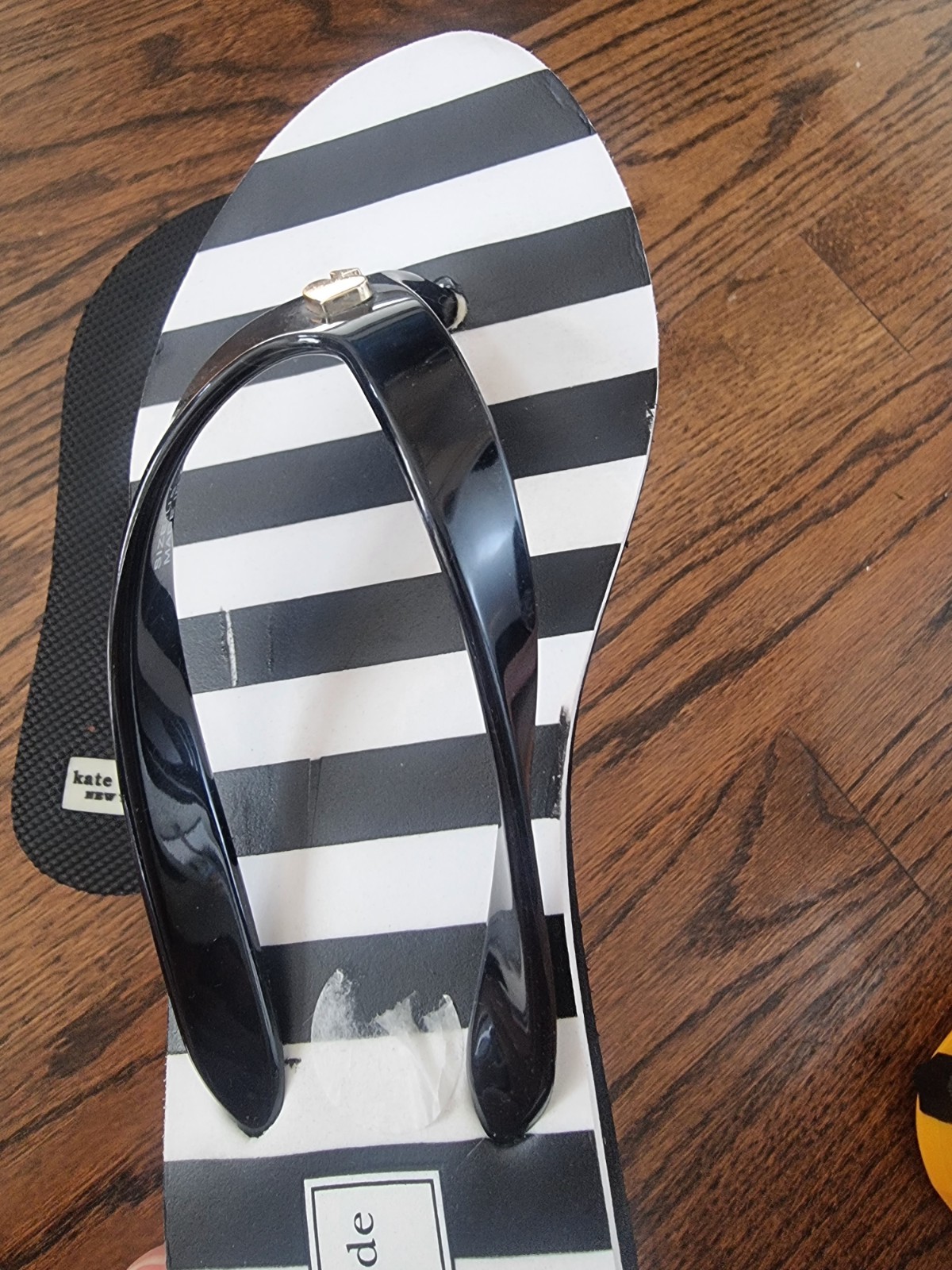 Kate Spade New York Women’s Black/White Striped Flip Flop Sandals US 7 M.