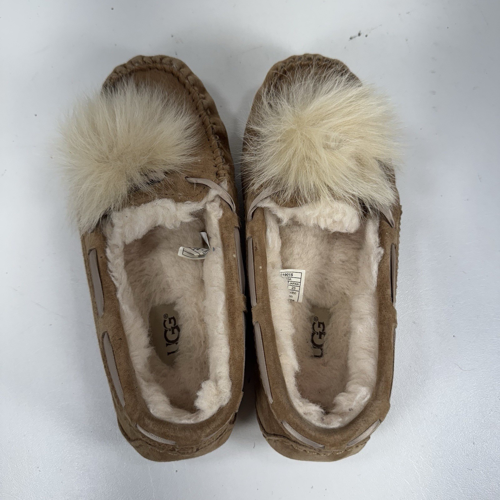 UGG Australia Dakota Pom Pom Light Tan Moccasin Slipper Women’s Size 6 1019015
