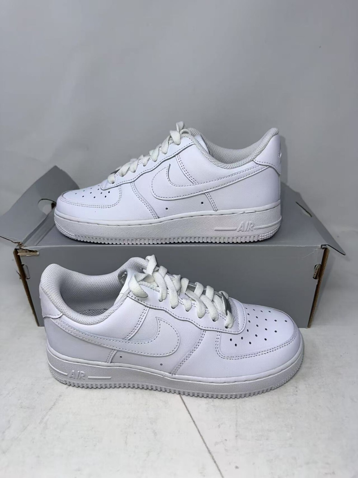 [DD8959-100] Women’s Nike Air Force 1 ’07 Size 8 New shoes, with damaged box