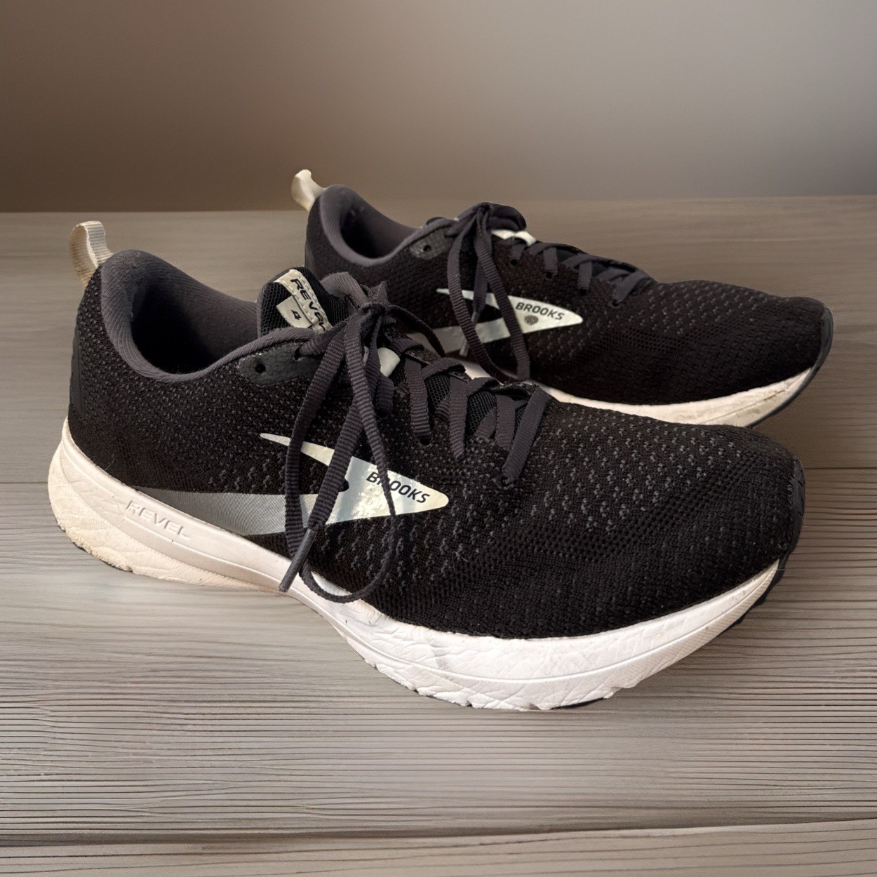 Brooks Womens Revel 4.0 Black/White Sneakers Size 10M 1203371B063