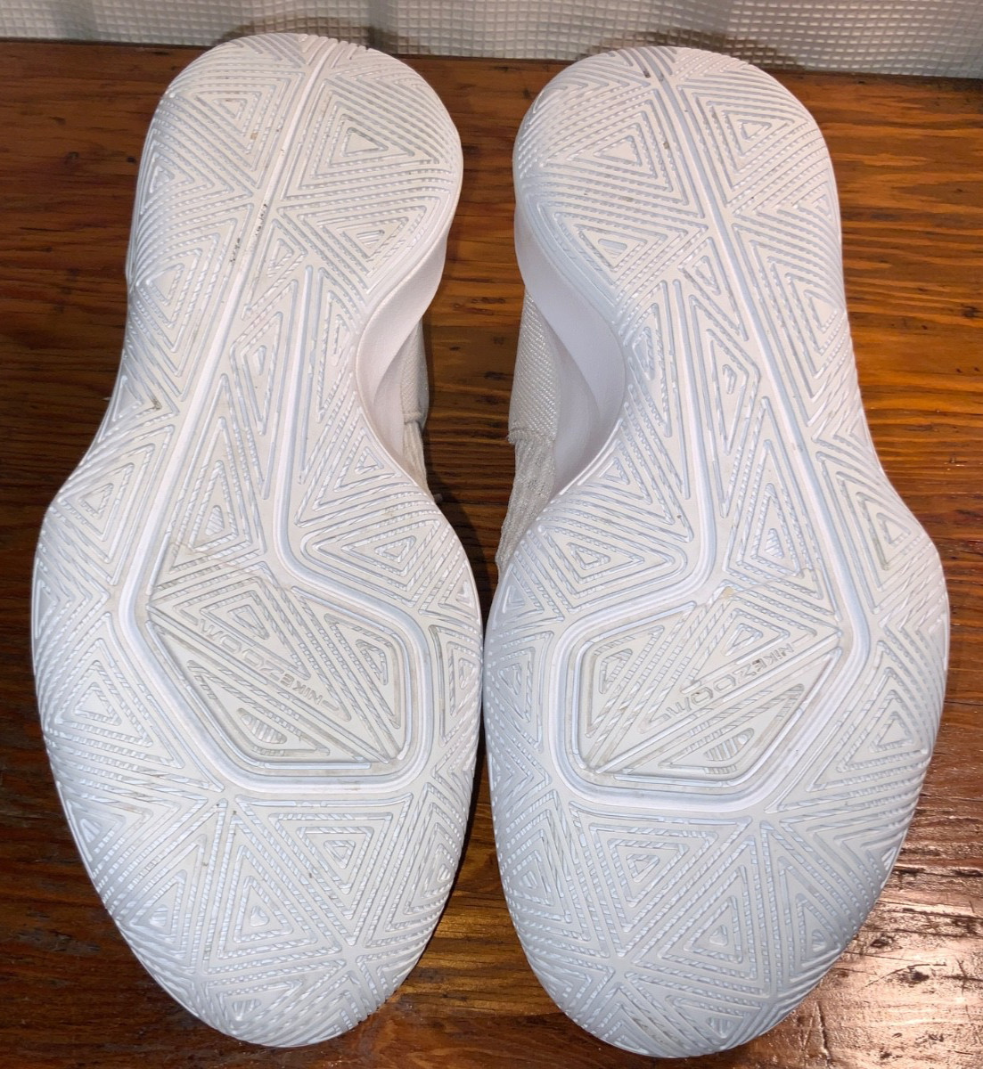 Nike Zoom Hyperspeed Court Volleyball Shoes, Women’s US Size 9.5 White Black
