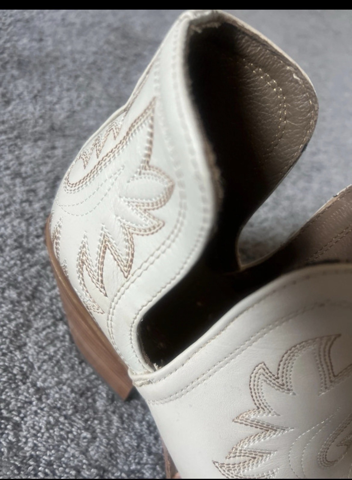 Women’s Ariat Women’s Dixon Ivory Leather Western Bootie 9