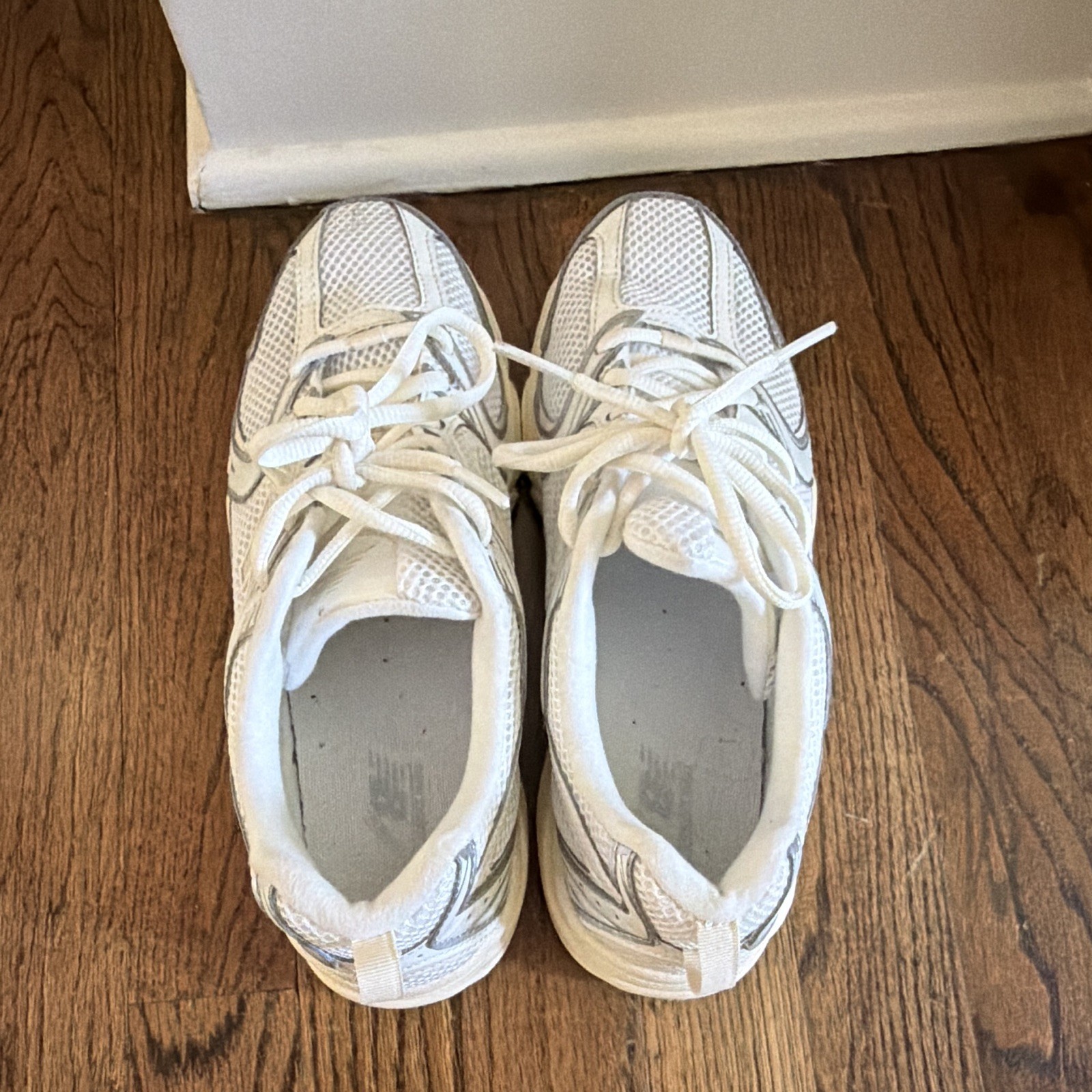 New Balance Men’s White/Gray Low Top Lace-Up Athletic Sneakers Pre-Owned