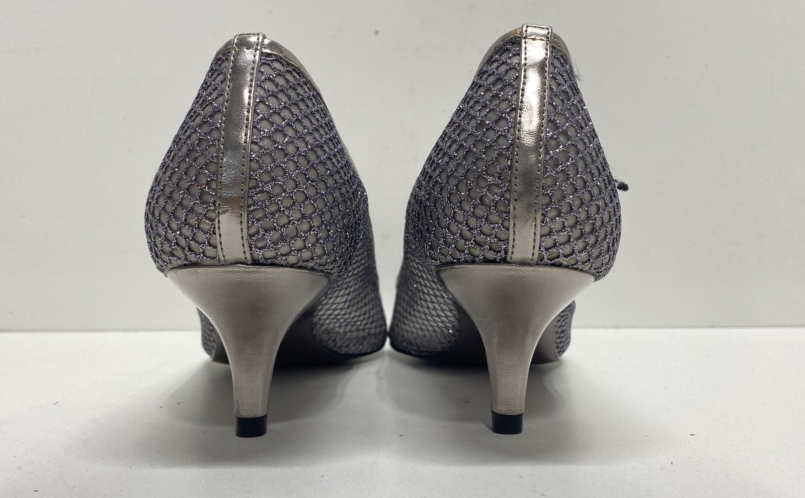Adrianna Papell Silver Mesh Pointed Toe Kitten Heel Pumps Women’s Size 8.5