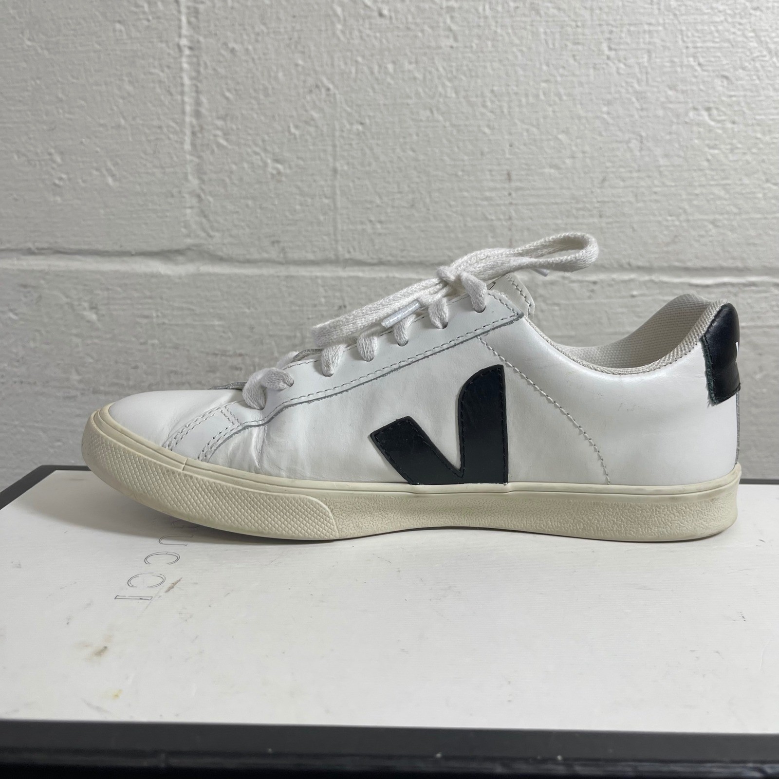 Veja Esplar Low White Black Leather Sneakers Lace up Women’s Size 6 US/4 UK
