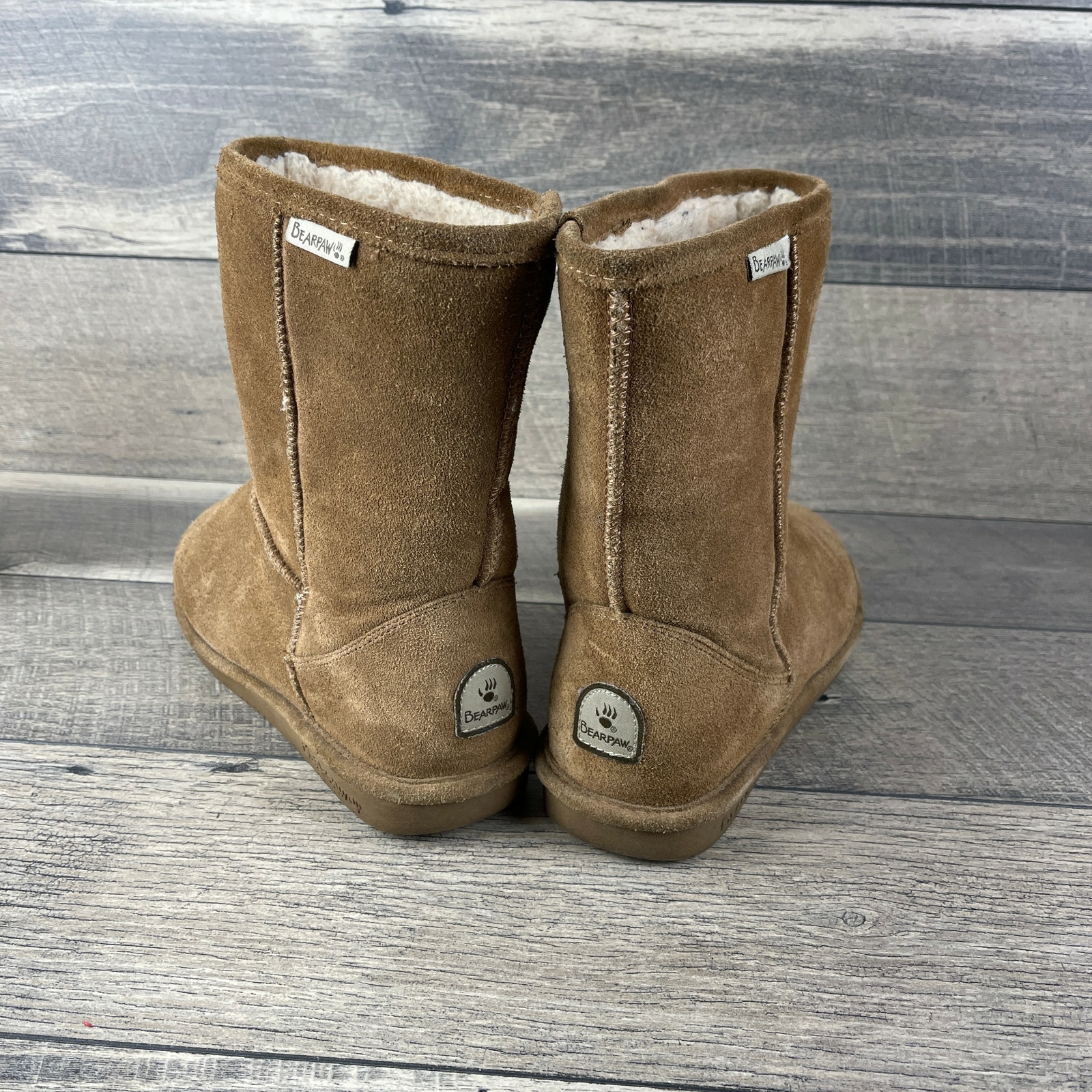 Bearpaw Emma Short 608W Women’s Tan Suede Sheepskin Wool Lined Boots Size US 10