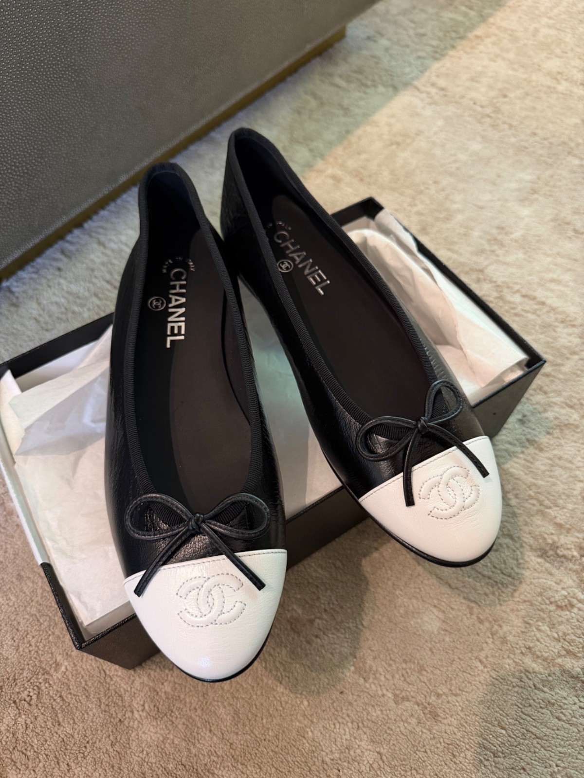 NIB Chanel 26S Black White Crumpled Shiny Lambskin CC Ballerina Flats Size 40