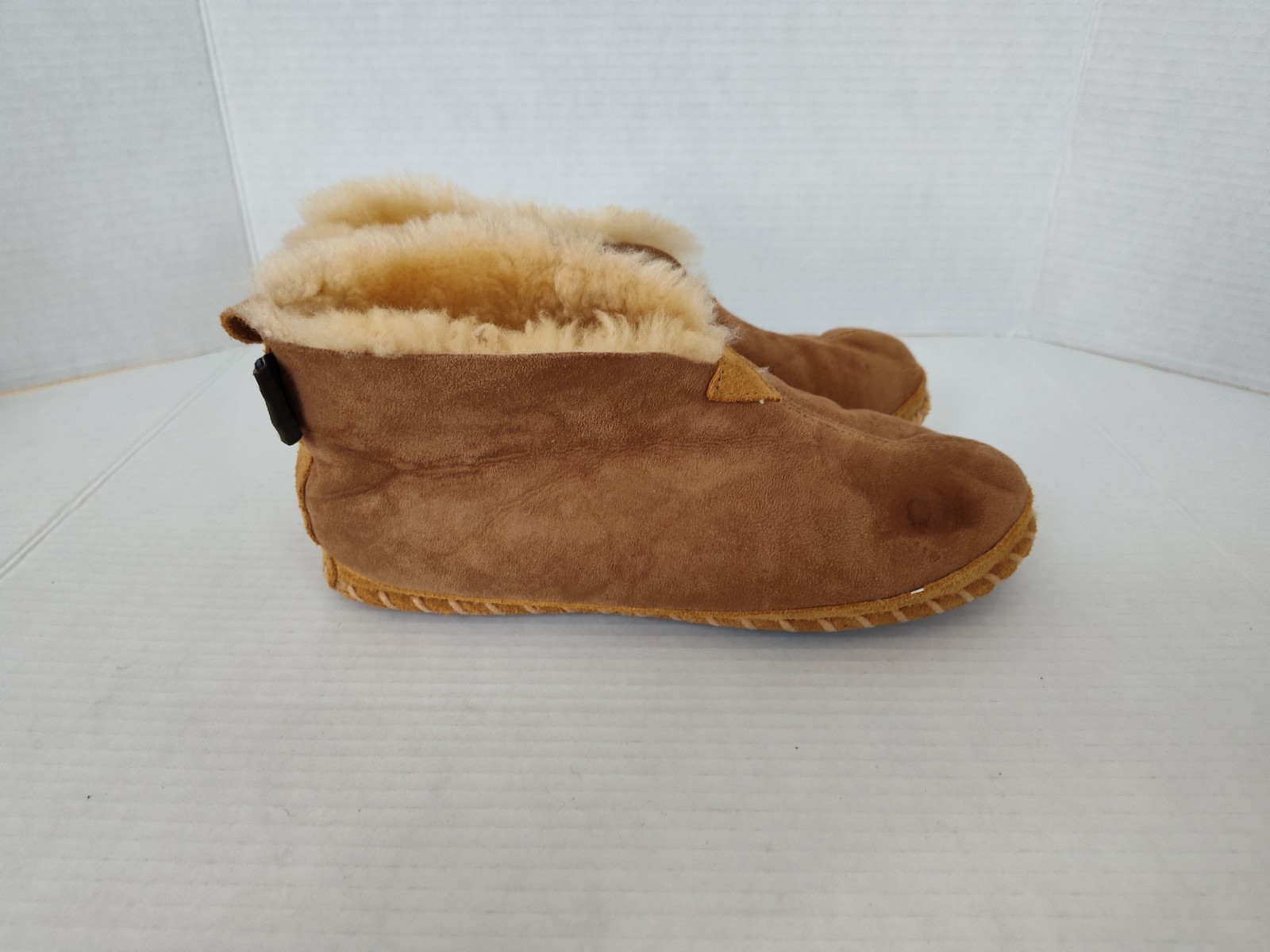 LL Bean Womens Wicked Good Slippers Tan Suede Shearling Cozy Bootie Shoe Size 9