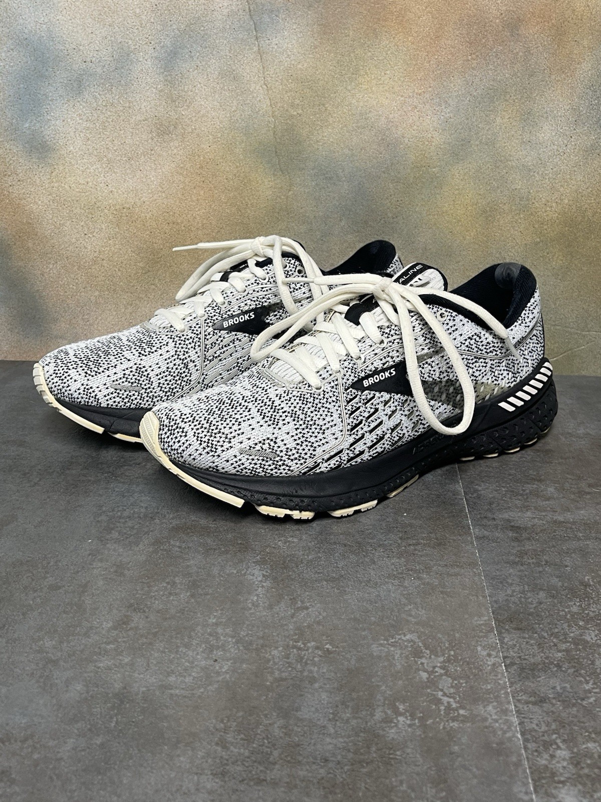 Brooks Adrenaline GTS 21 Women’s White & Black Sneakers 1203291B135 Size 8B