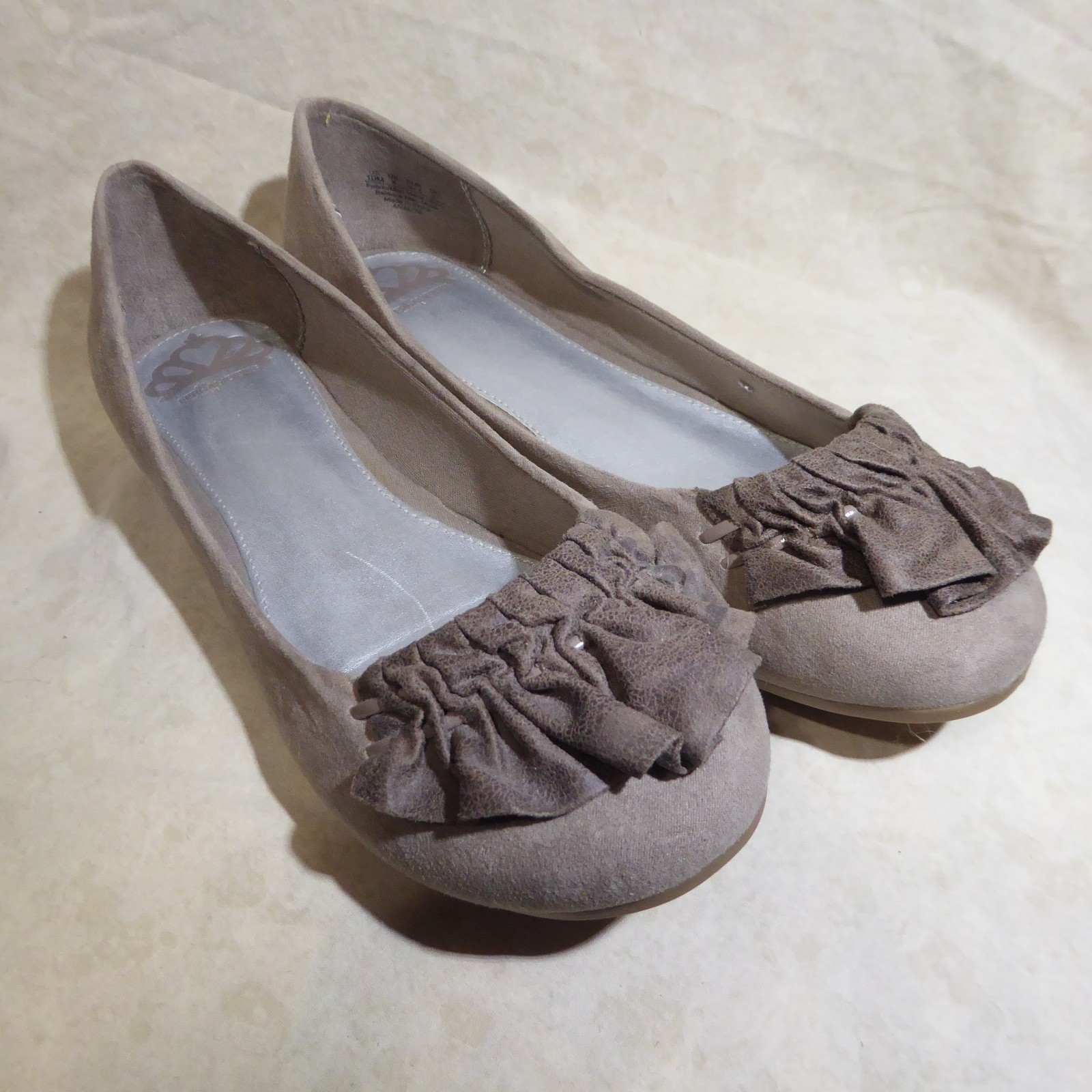 🩰 Fergalicious Ballet Flats sz 10 M Oyster Tan Suede Textile; Ruche Details