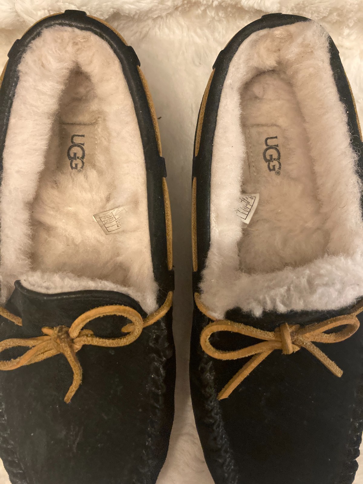 UGG Women’s Dakota Black Suede Moccasin Slippers Shearling Lined Shoes Size 8