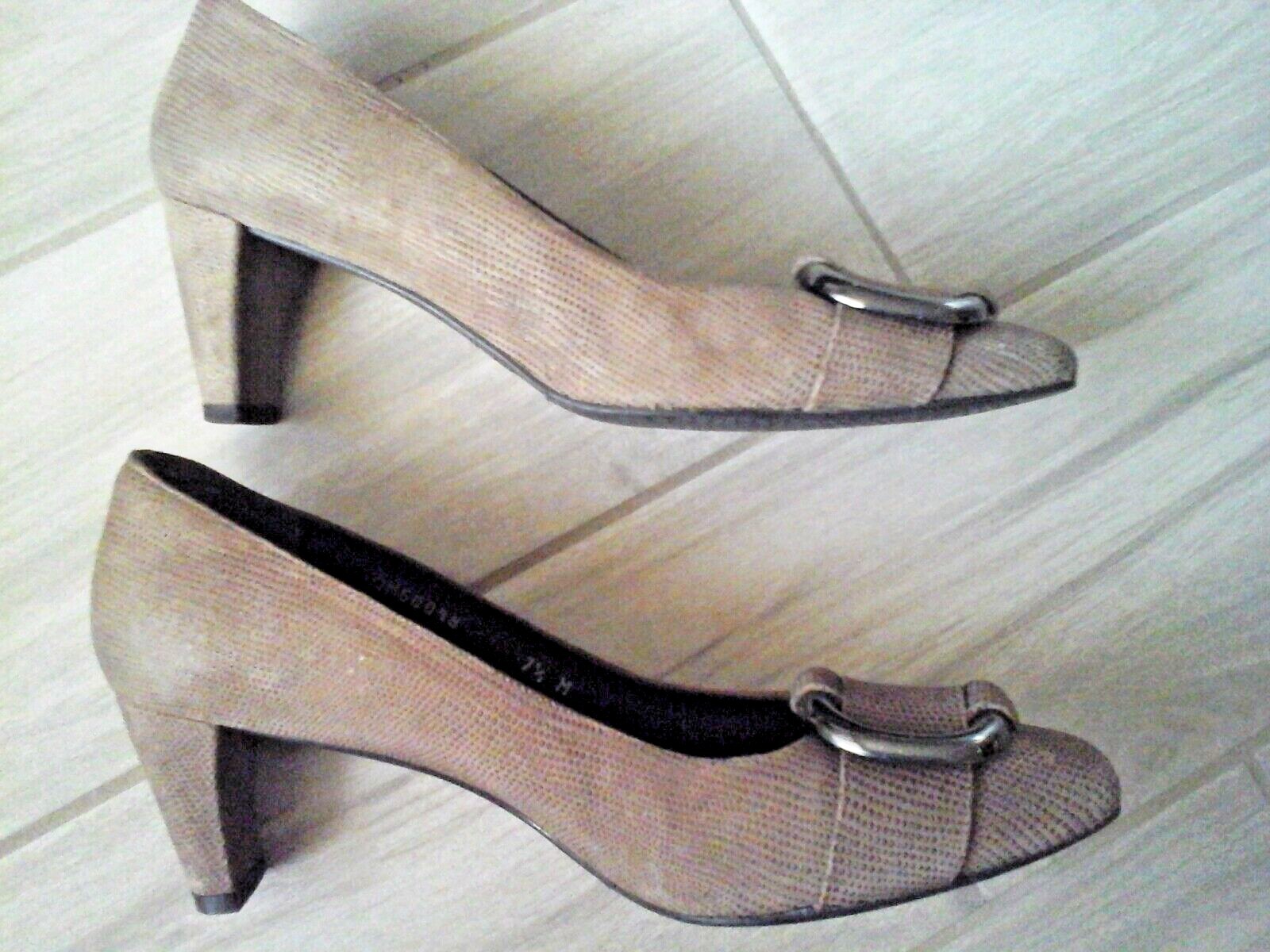 Stuart Weitzman Textured Solid Brown Leather 2.5 in Mid Heel Pump Size 7.5M